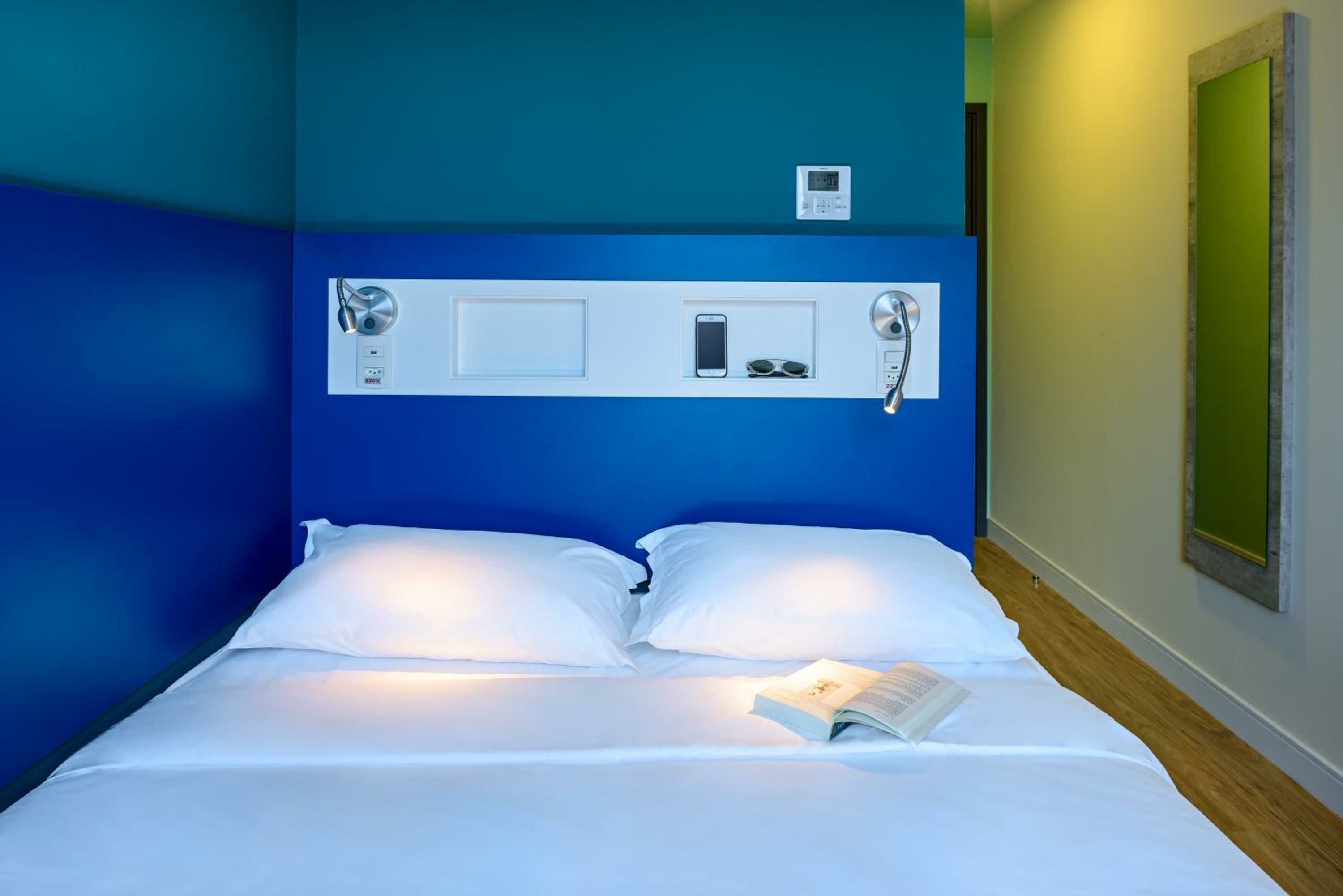 Apartment with a double bed and a built-in single bed.