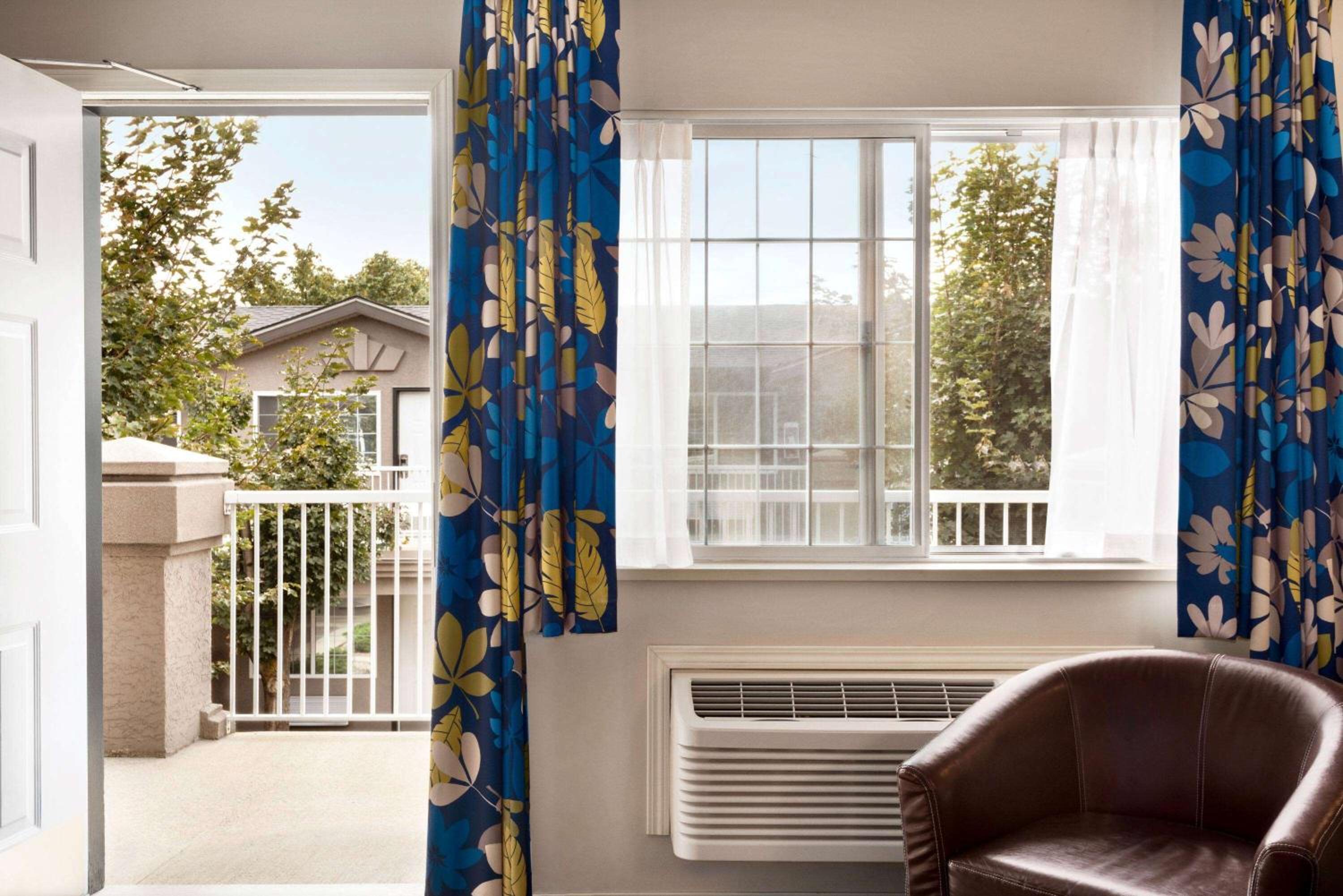 One-Bedroom Queen Suite - Non-Smoking