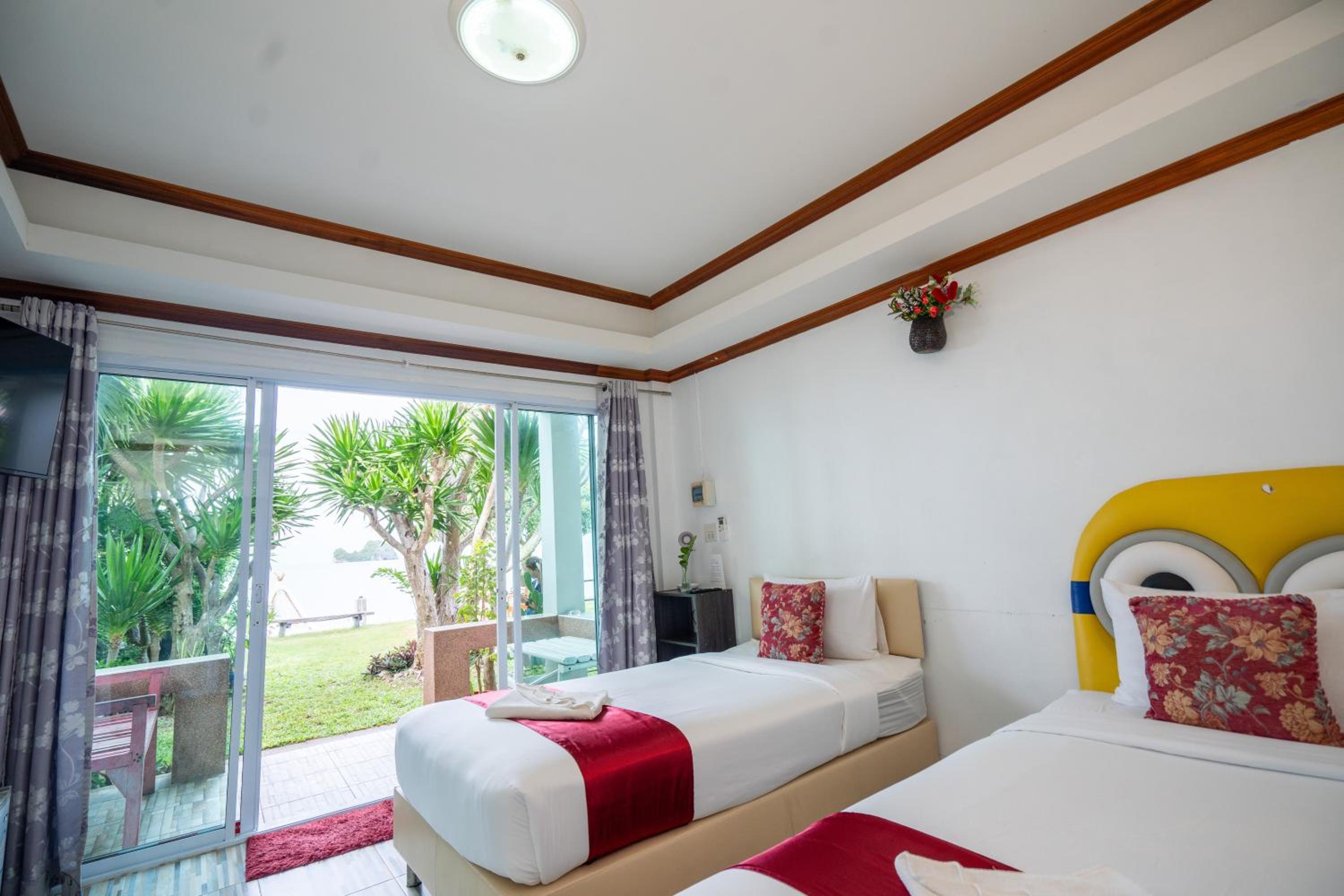 Standard Twin Room with Sea View