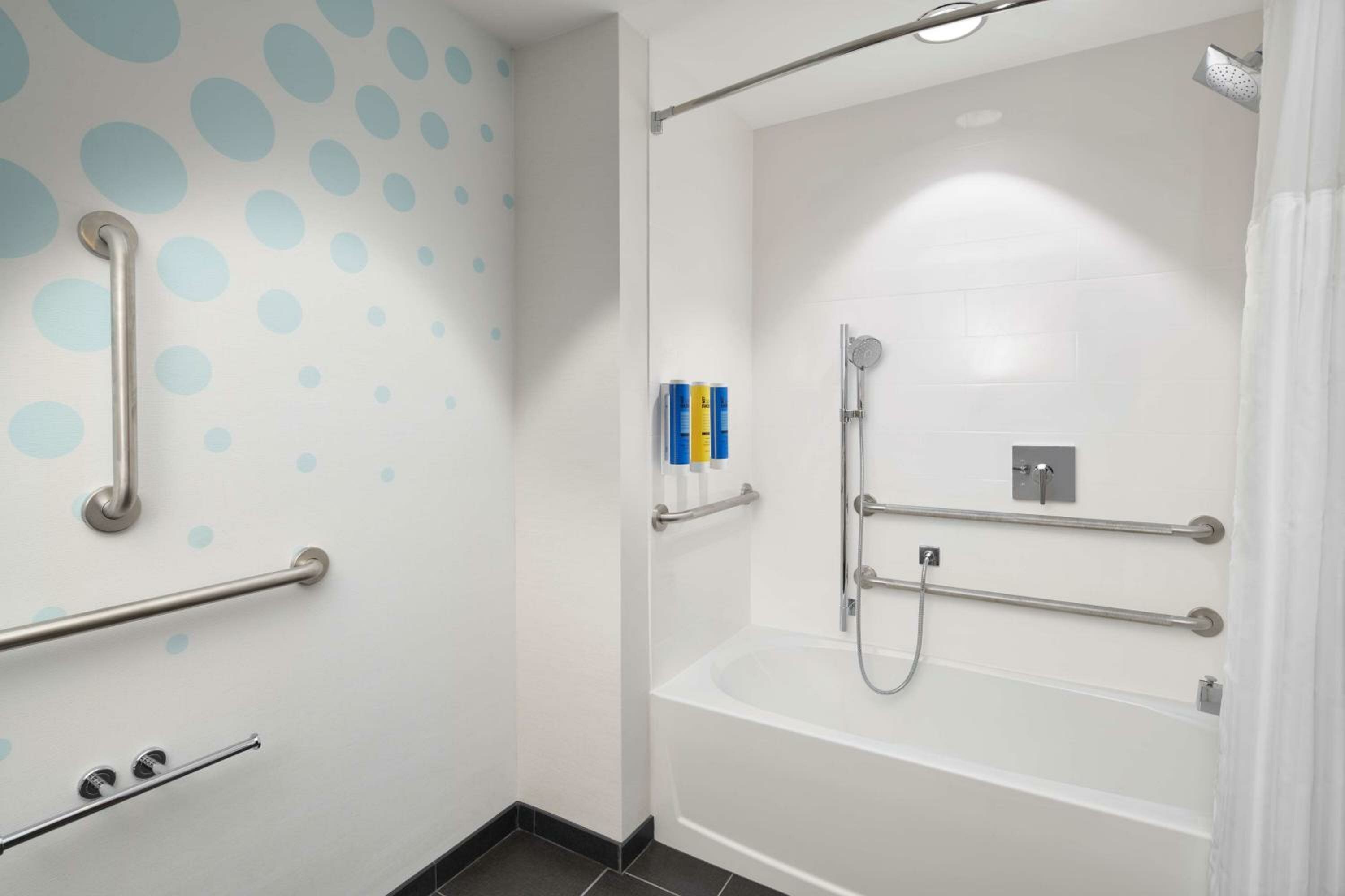 King Room with Bath Tub - Mobility Access