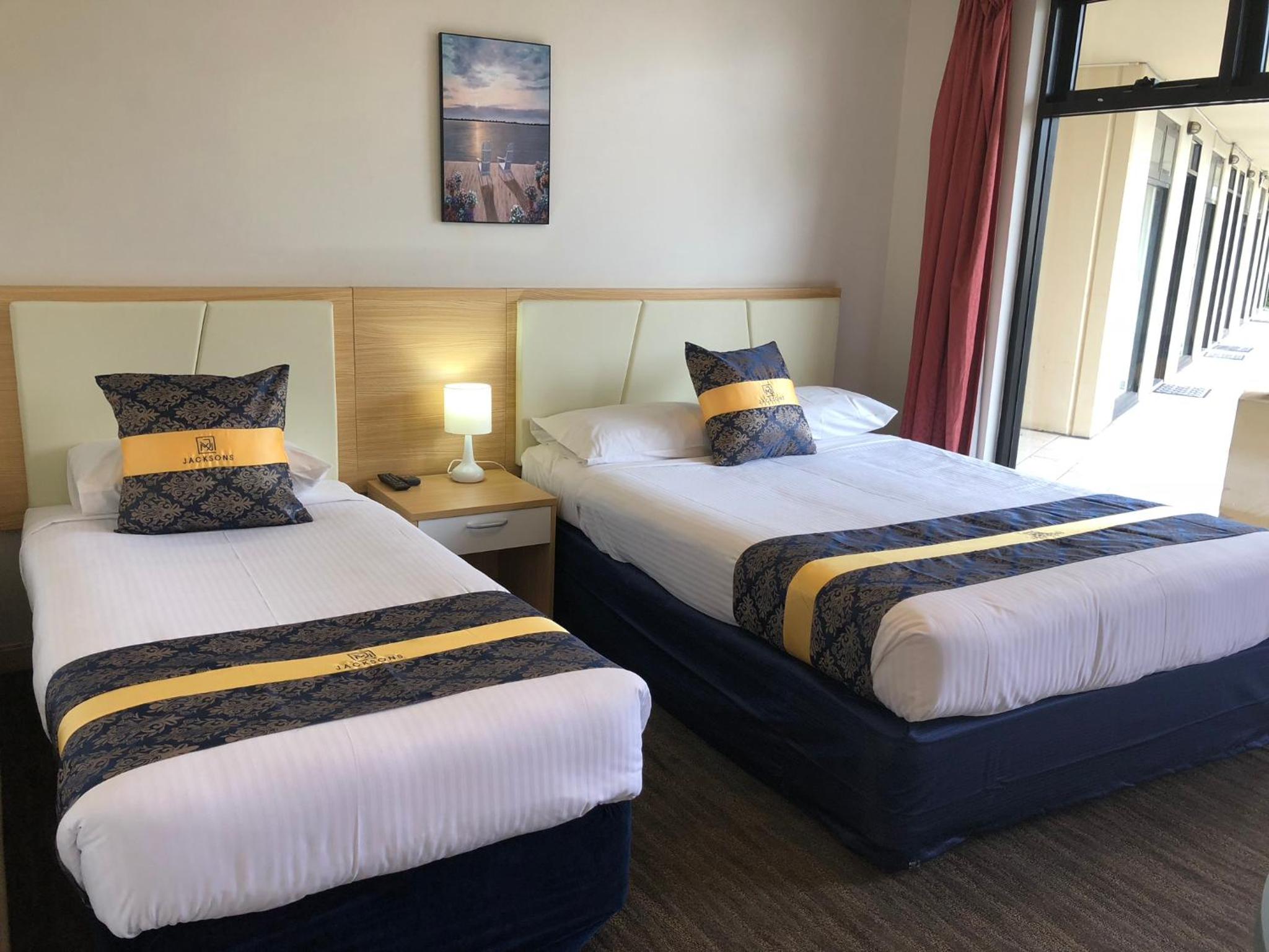 Deluxe Queen Spa Room