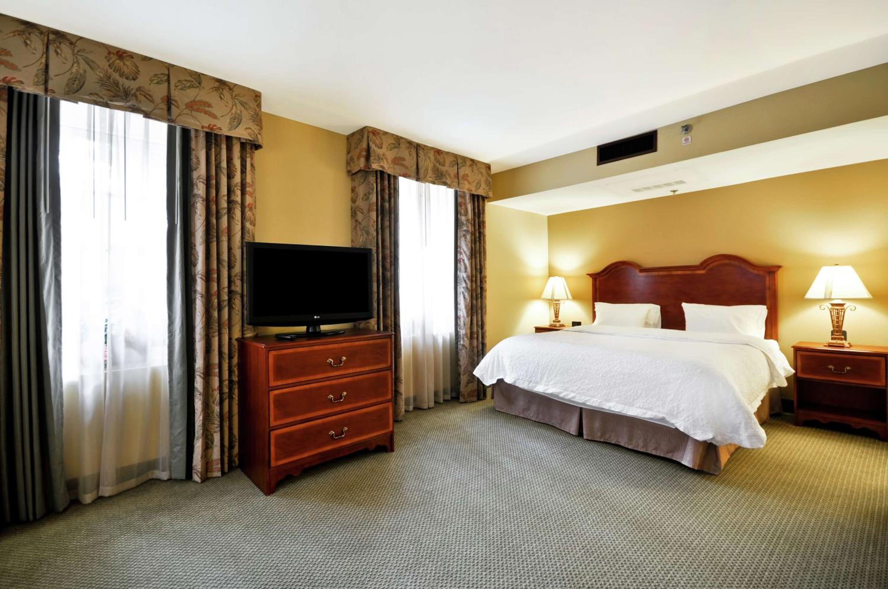 Deluxe King Room - Non-Smoking