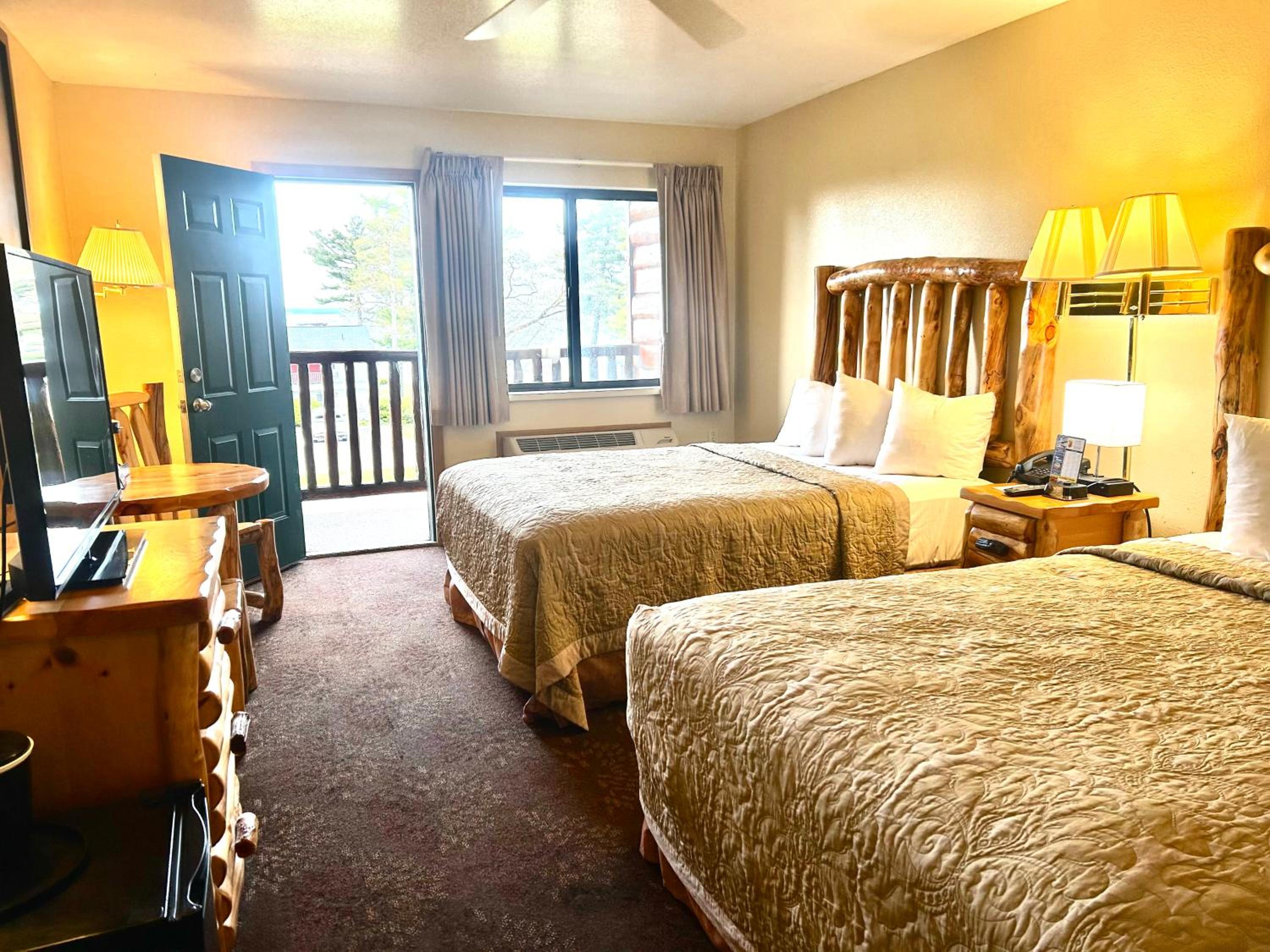Queen Room with Two Queen Beds - Park and Lake View