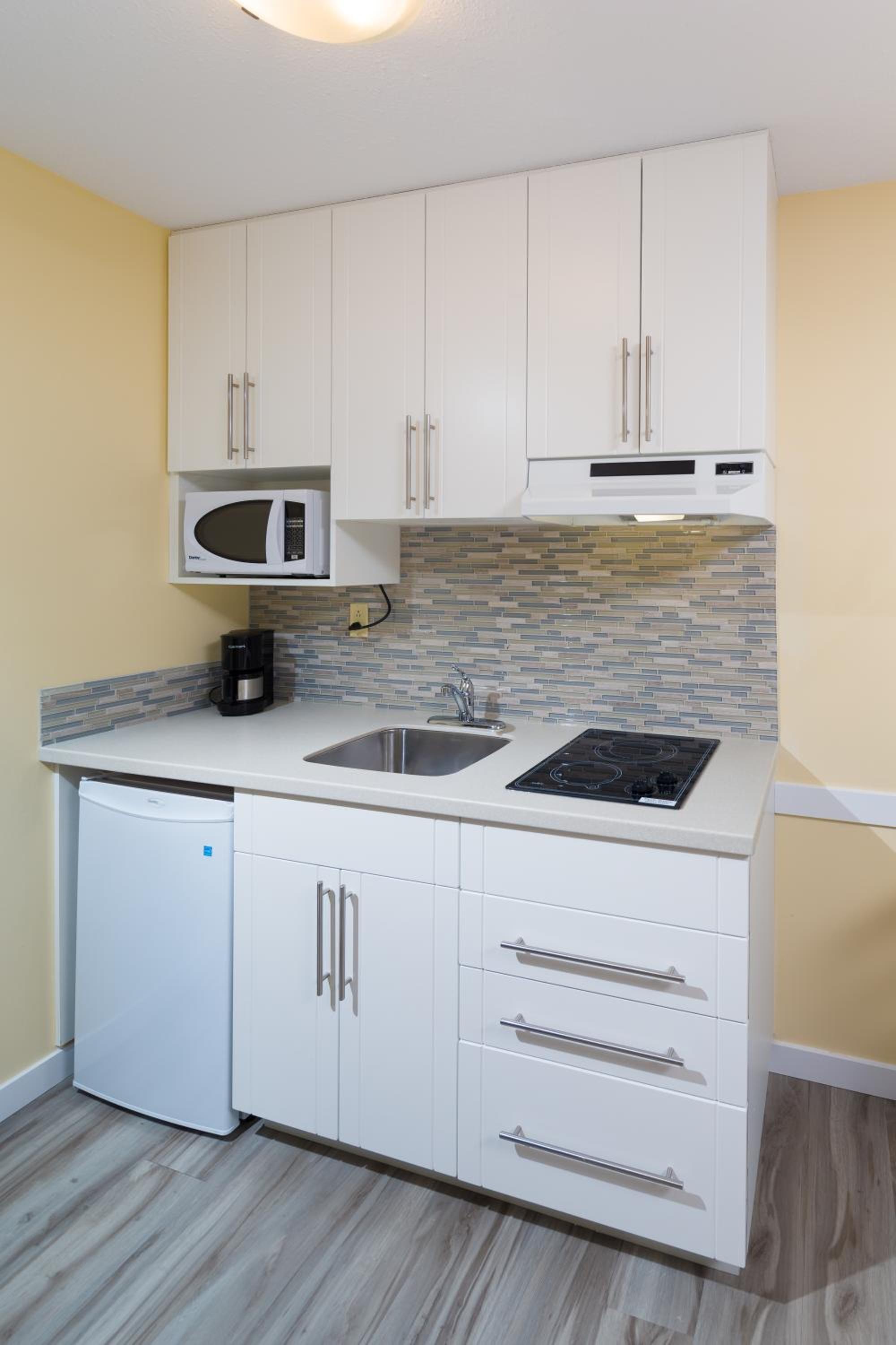 Large Queen Room with Two Queen Beds Kitchenette