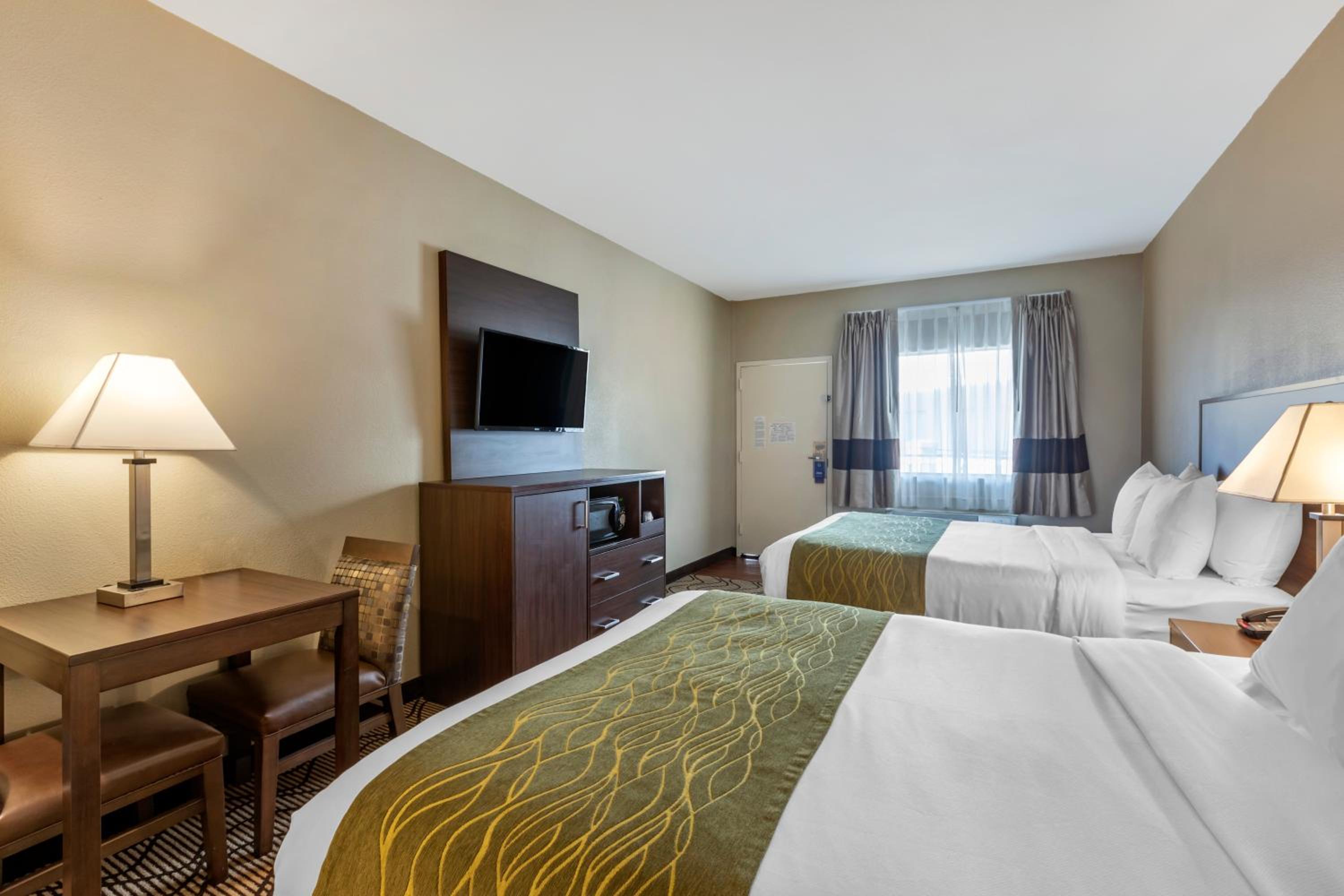 Standard Room, 2 Queen Beds, Pool View, Non Smoking
