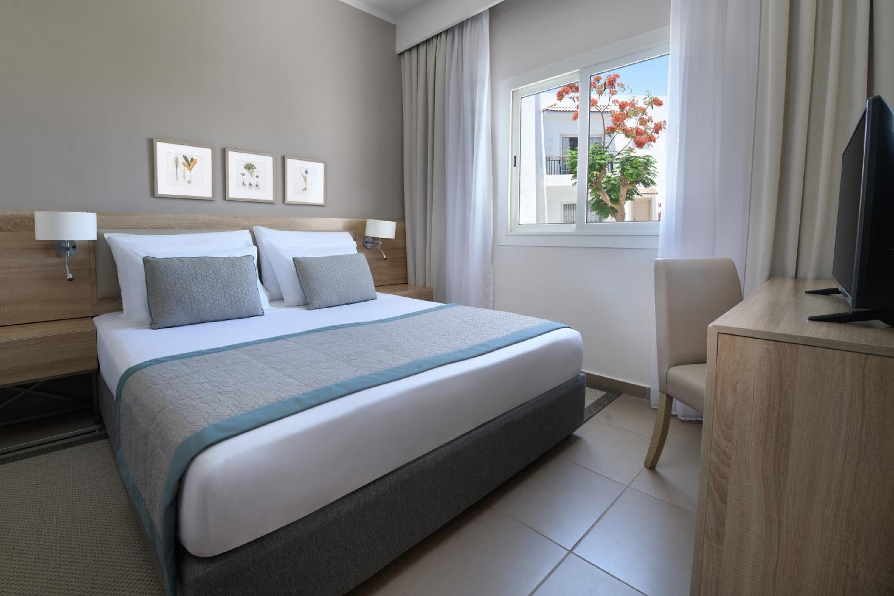 Family Suite, Queen Bed, Garden View