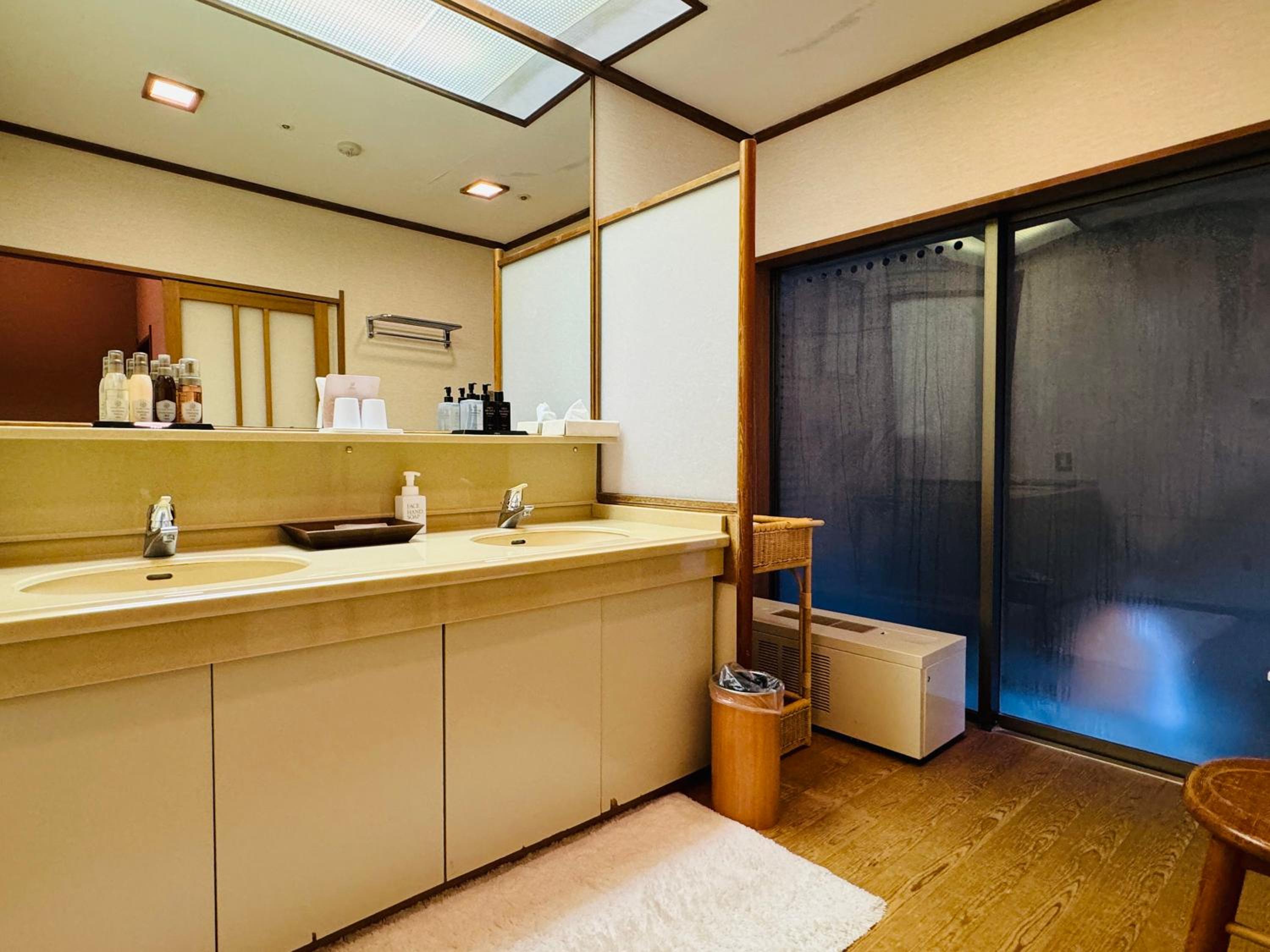Japanese Style Superior Room with Mt. Fuji & Lake View - Private Hot Spring Bath