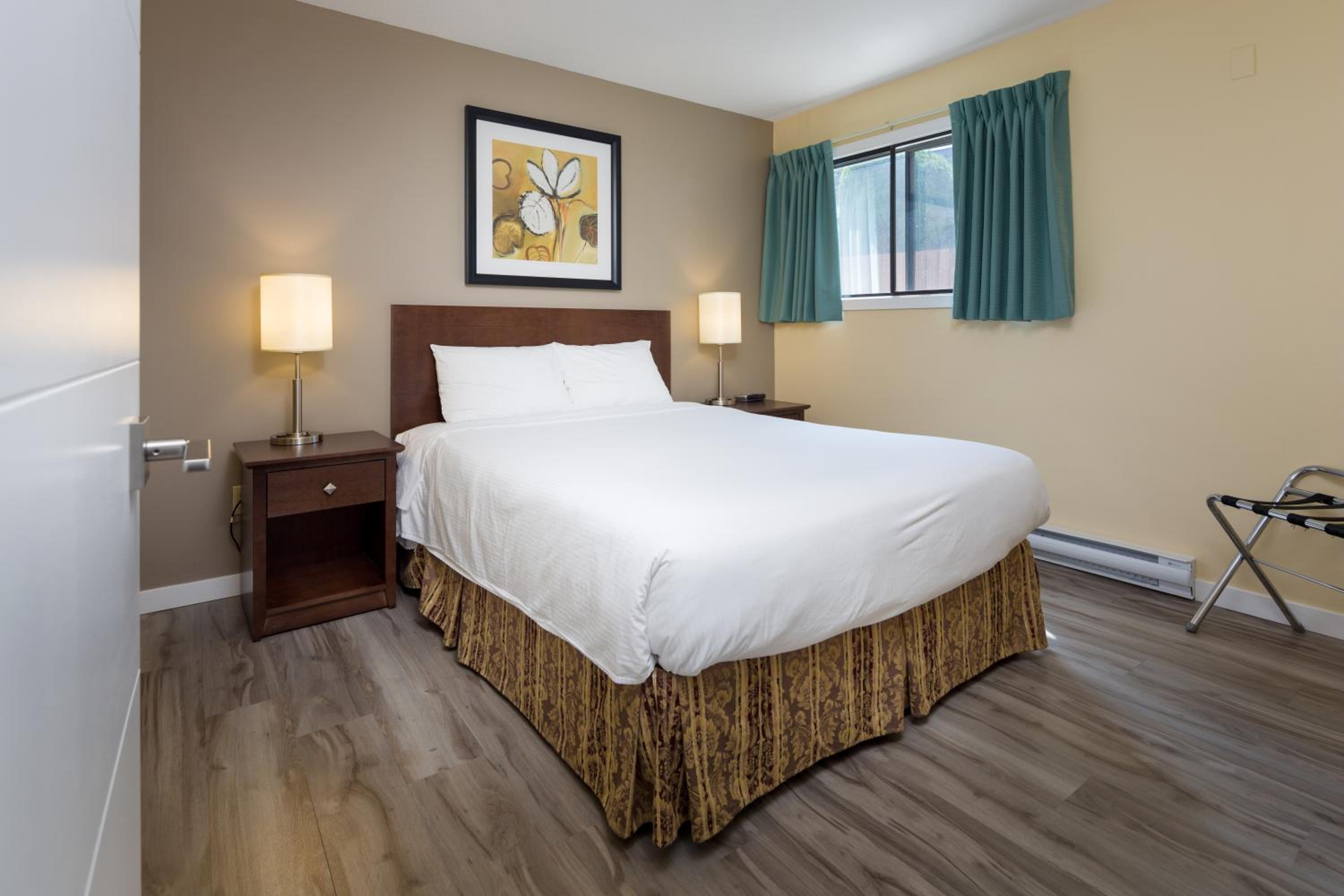 One-Bedroom Suite with Kitchen