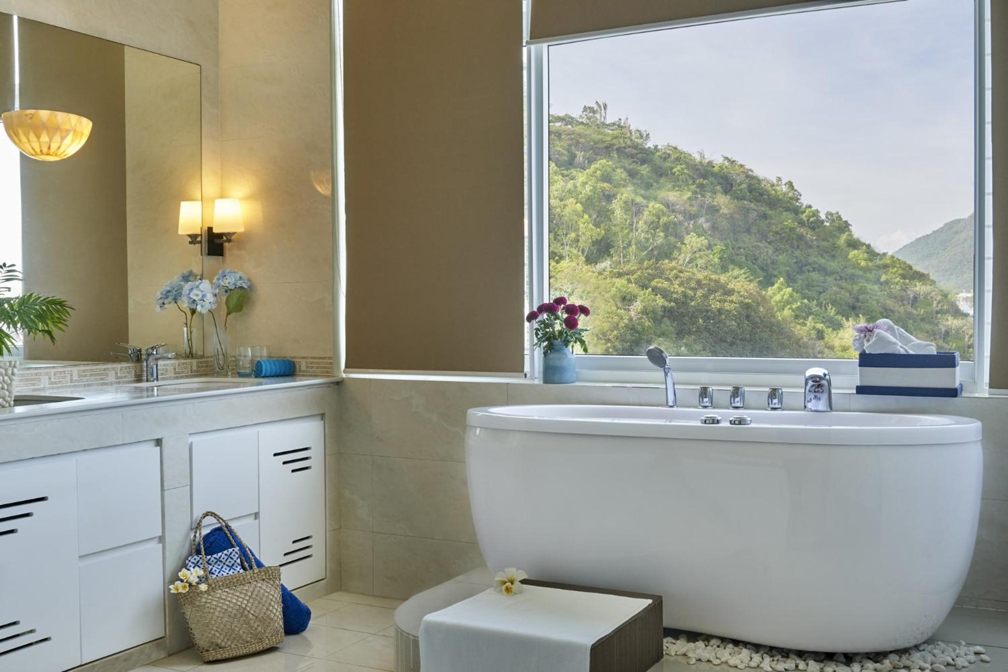 Jacuzzi Suite with Hill View