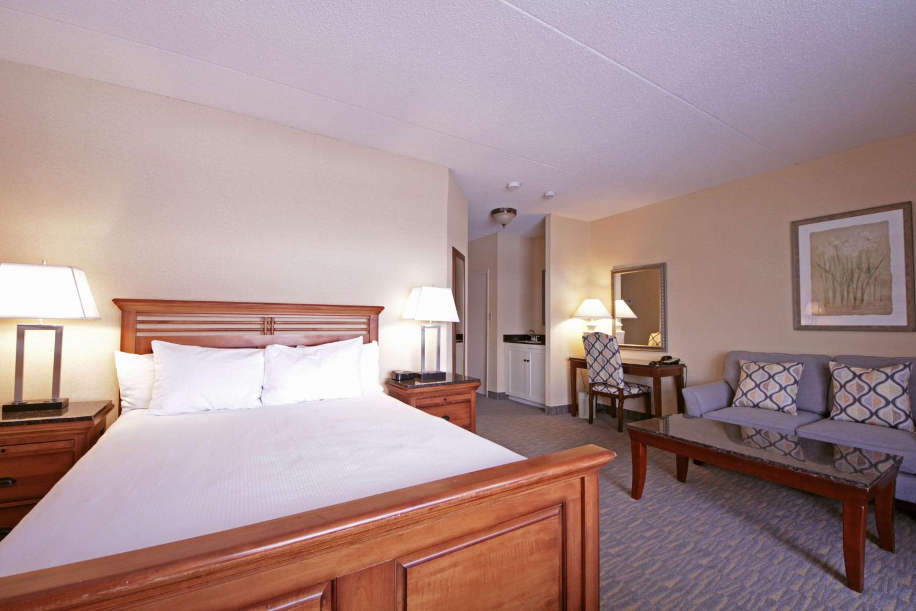 Queen Suite with Spa Bath - Non-Smoking