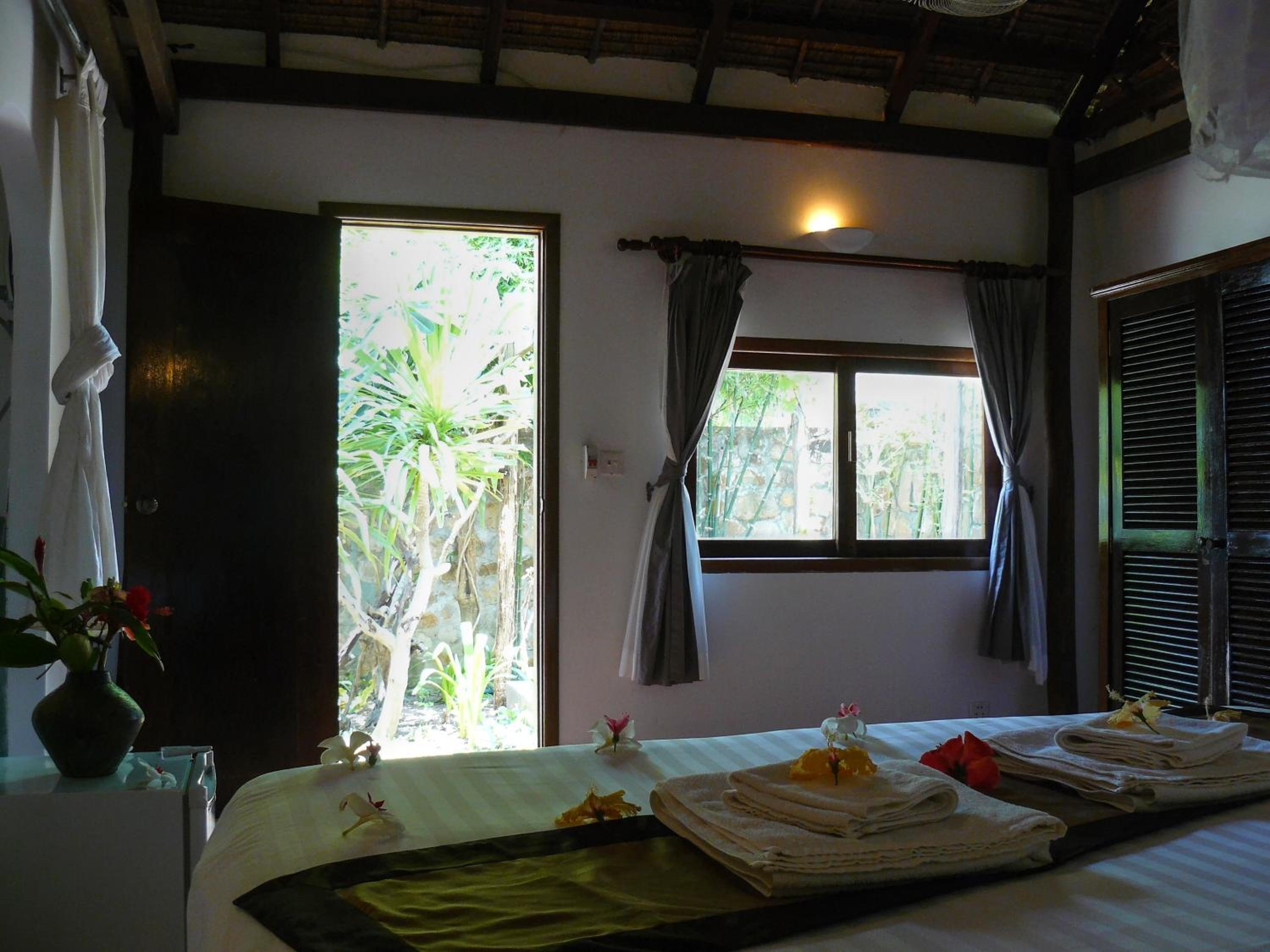 Deluxe Bungalow Tiled Roof Double