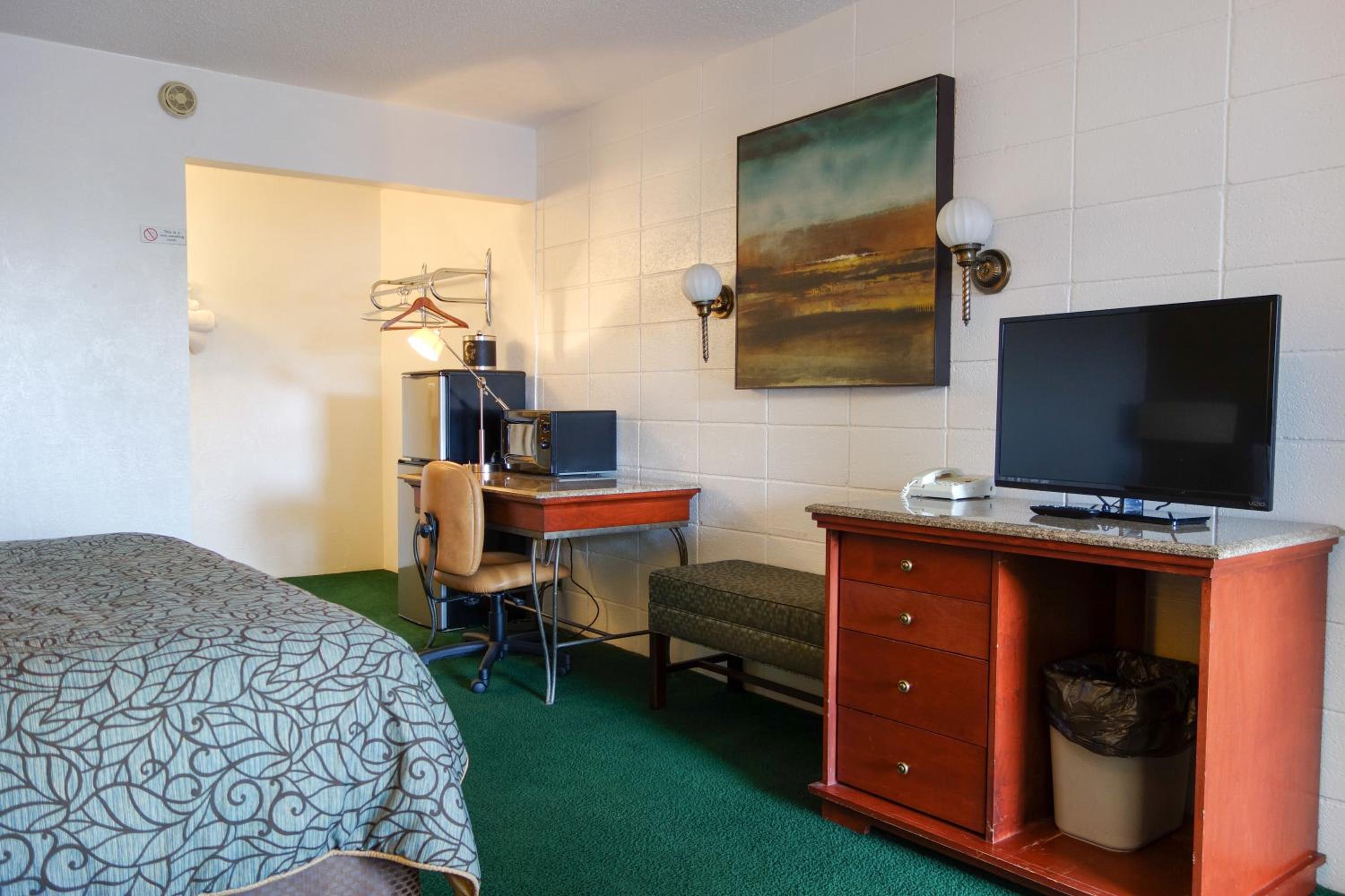 Queen Room with Two Queen Beds - Smoking