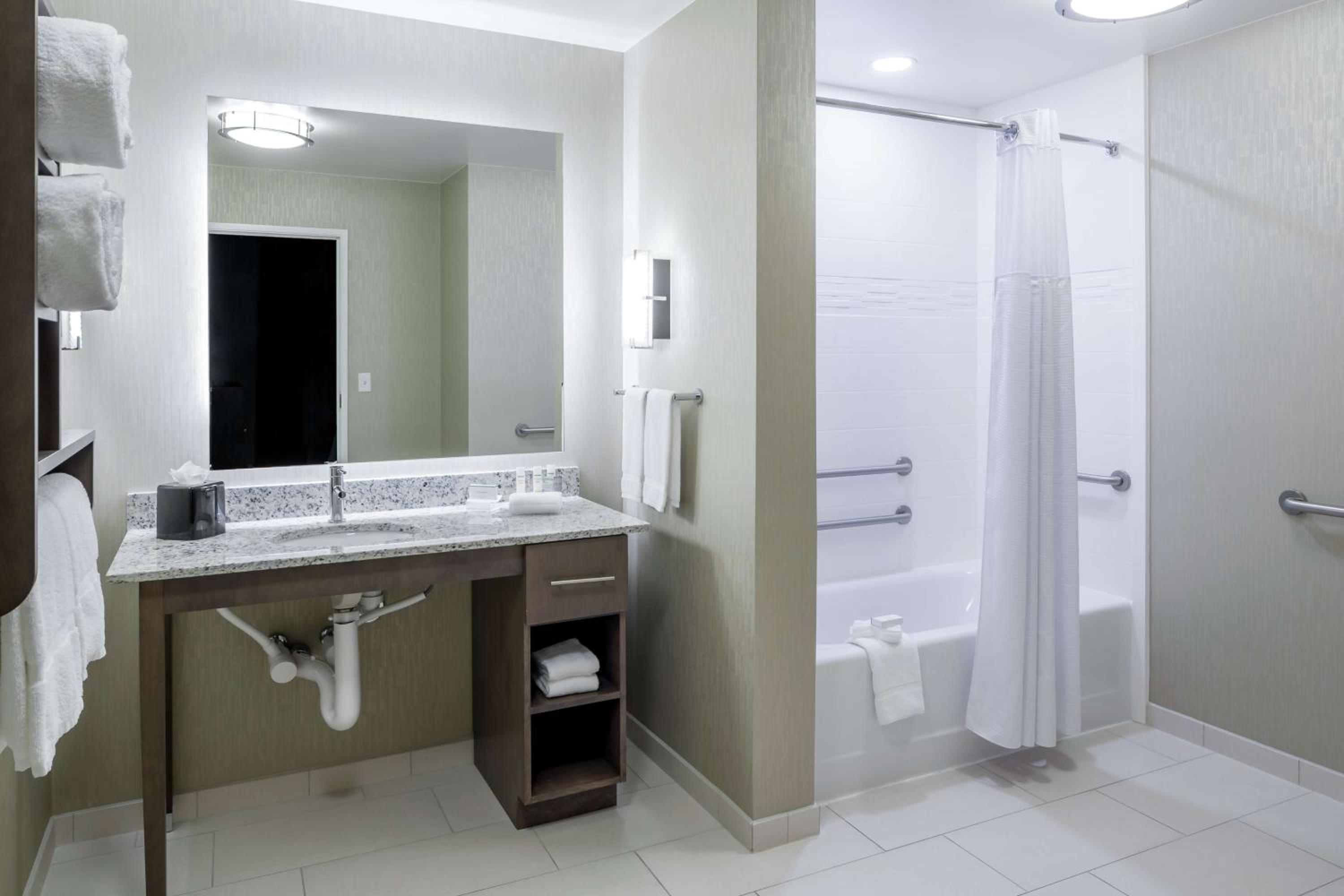 King Suite - Mobility Access/Non-Smoking