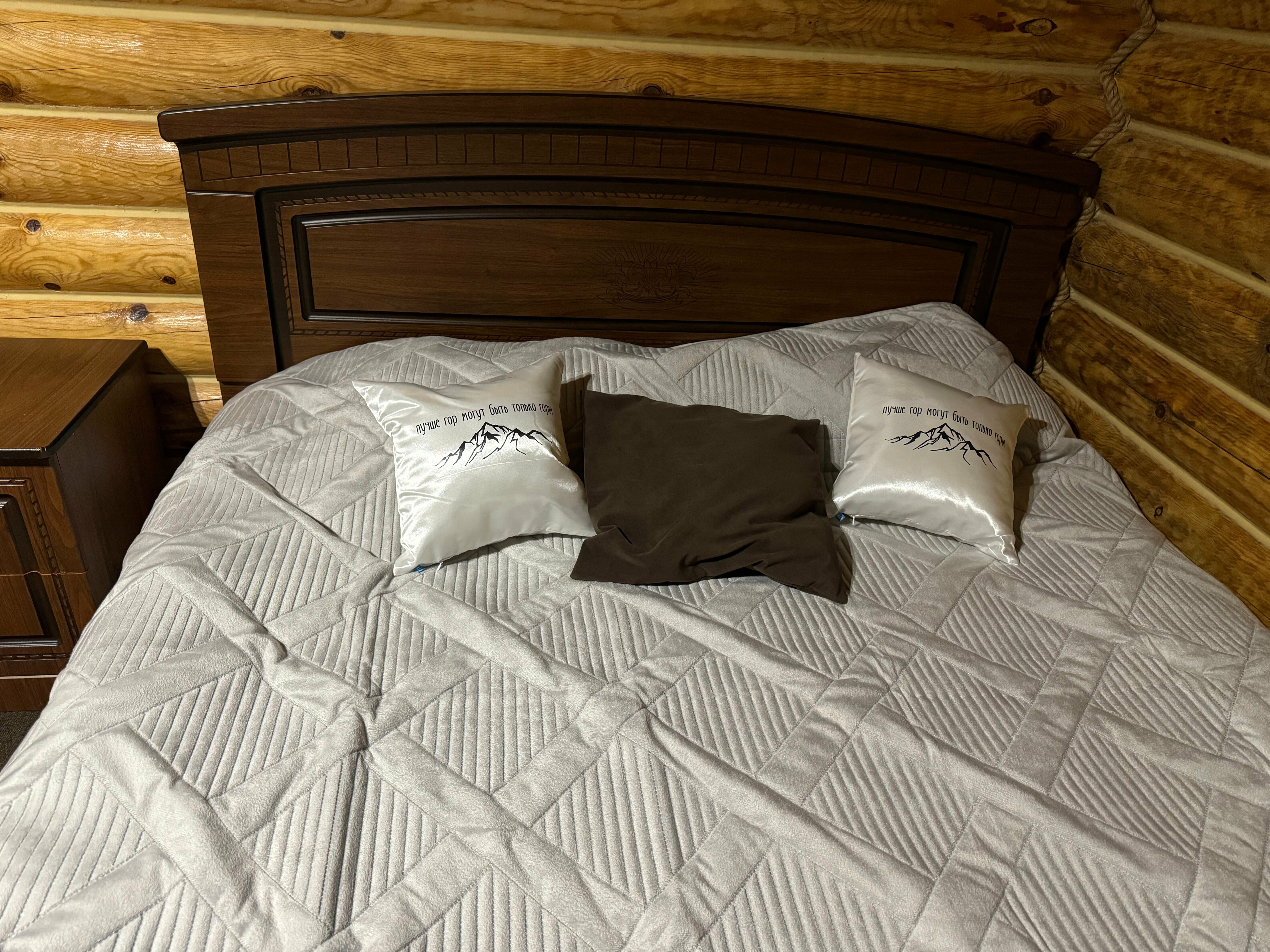 Трехместный номер с видом на горы