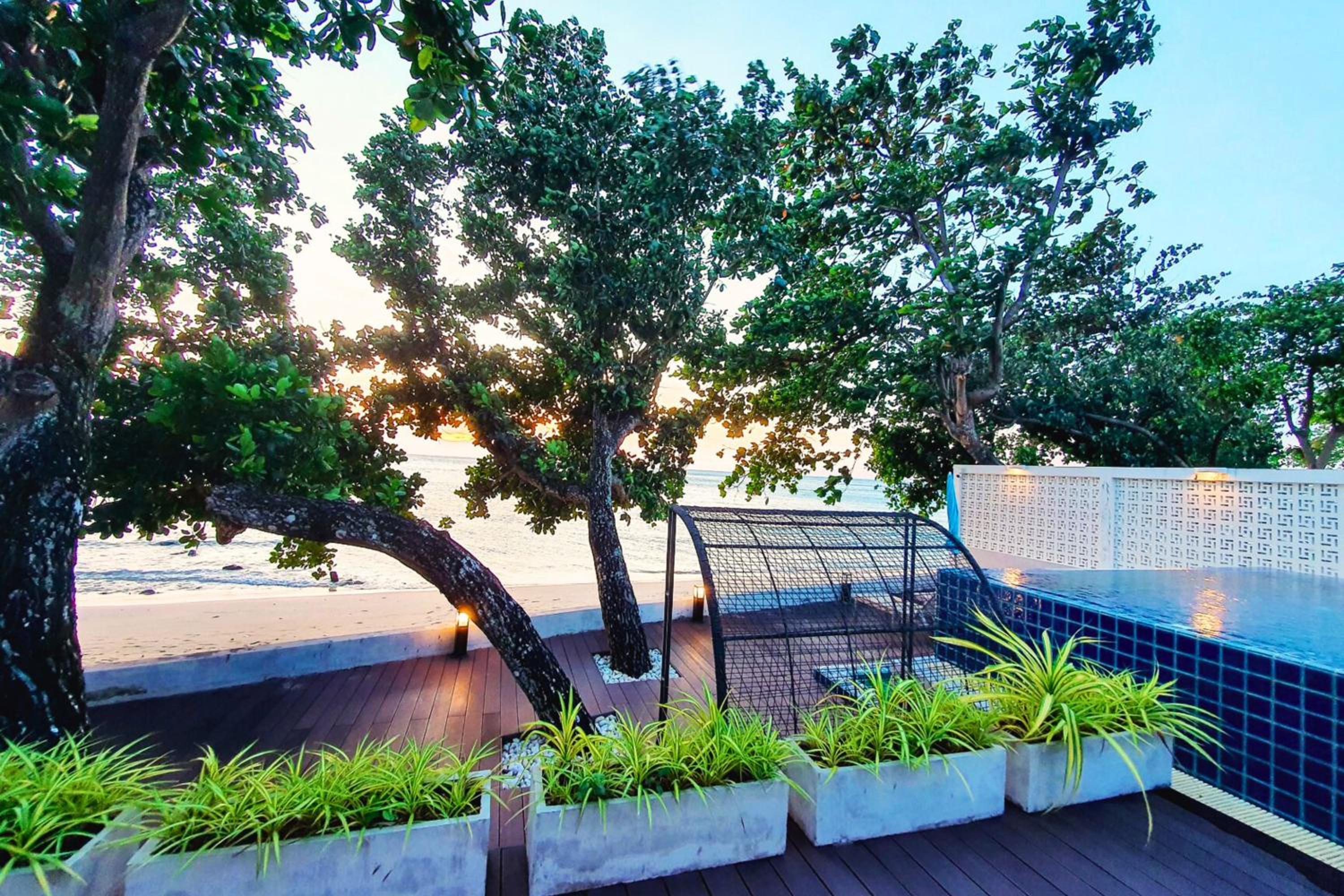 Beachfront Pool Villa Suite