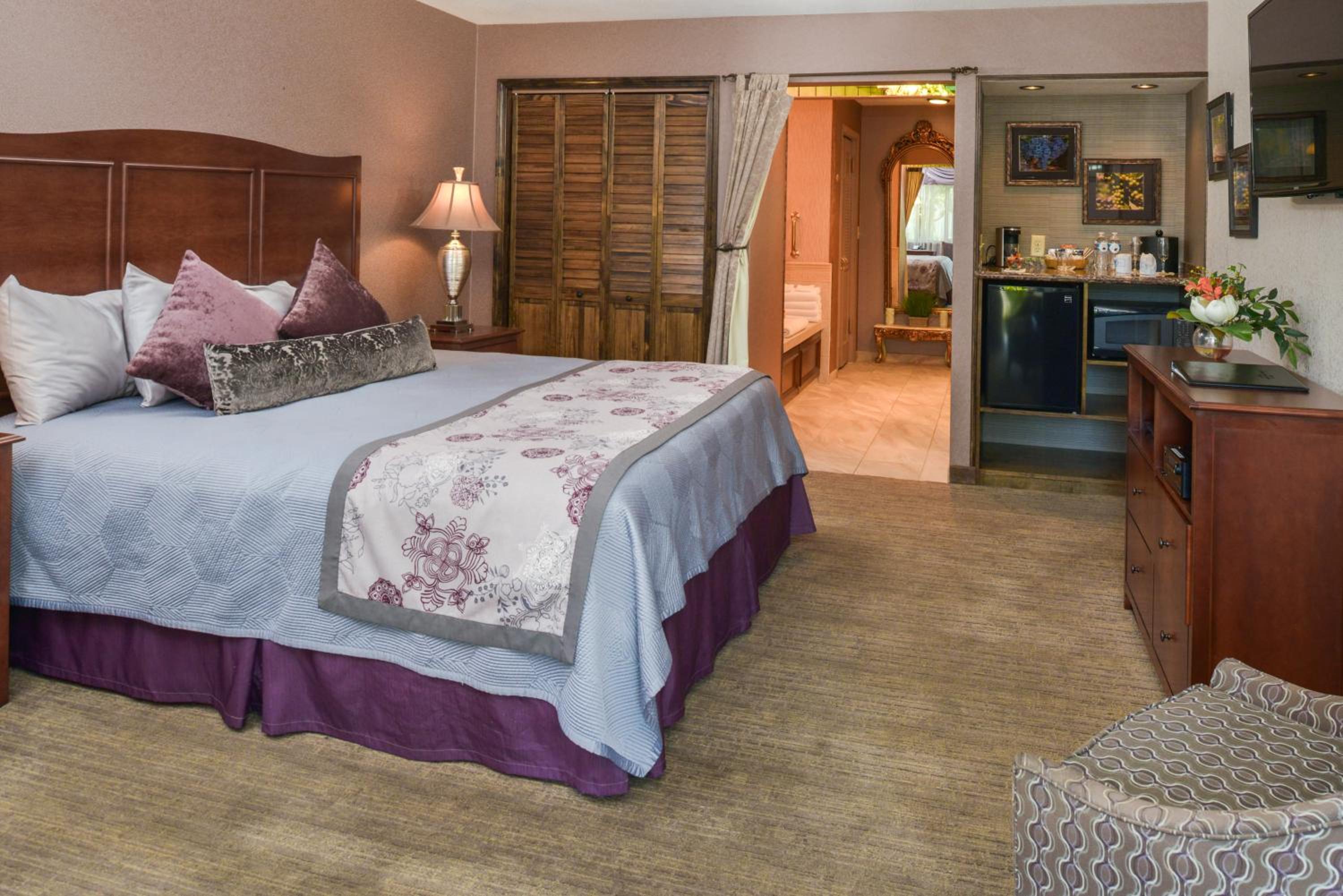King Suite with Spa Bath - Non-Smoking