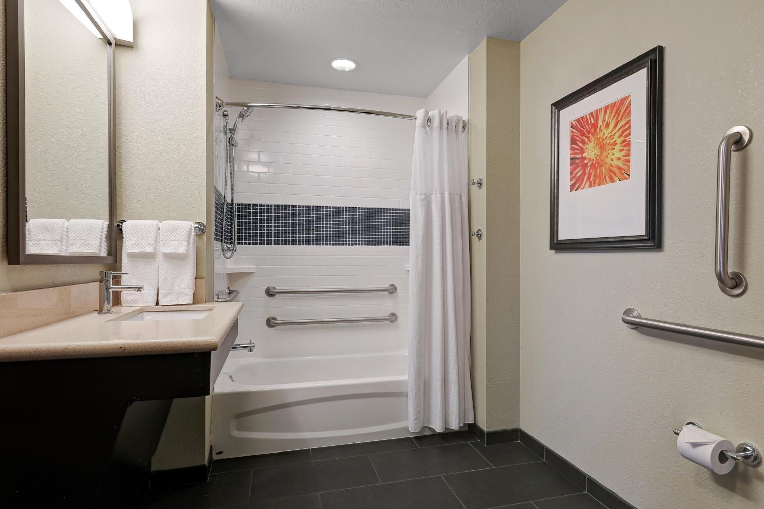 Queen Studio Suite with Bath Tub - Mobility Accessible - Non-Smoking