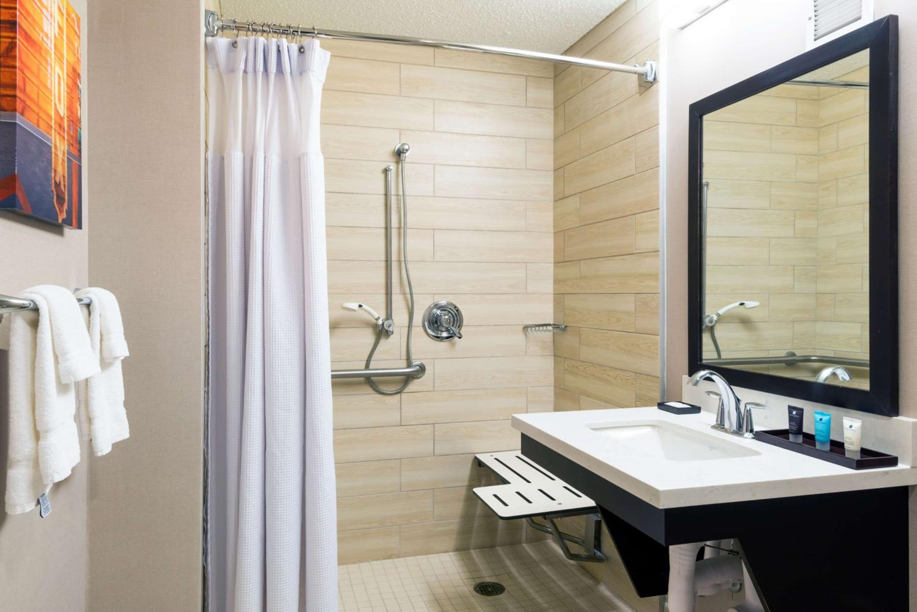 Hearing Accessible Deluxe King Room 