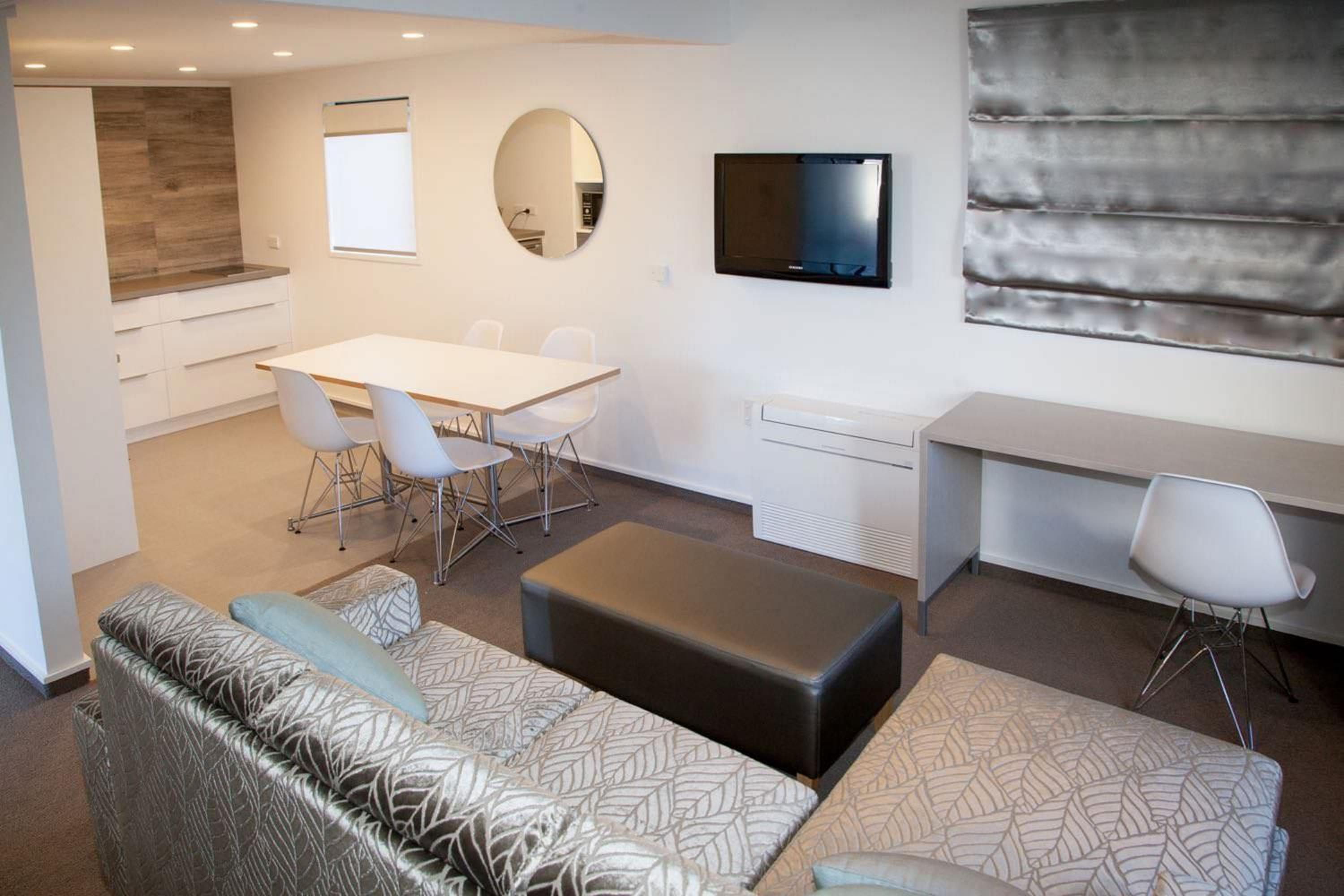 Two-Bedroom Apartment with King Bed and Twin Beds