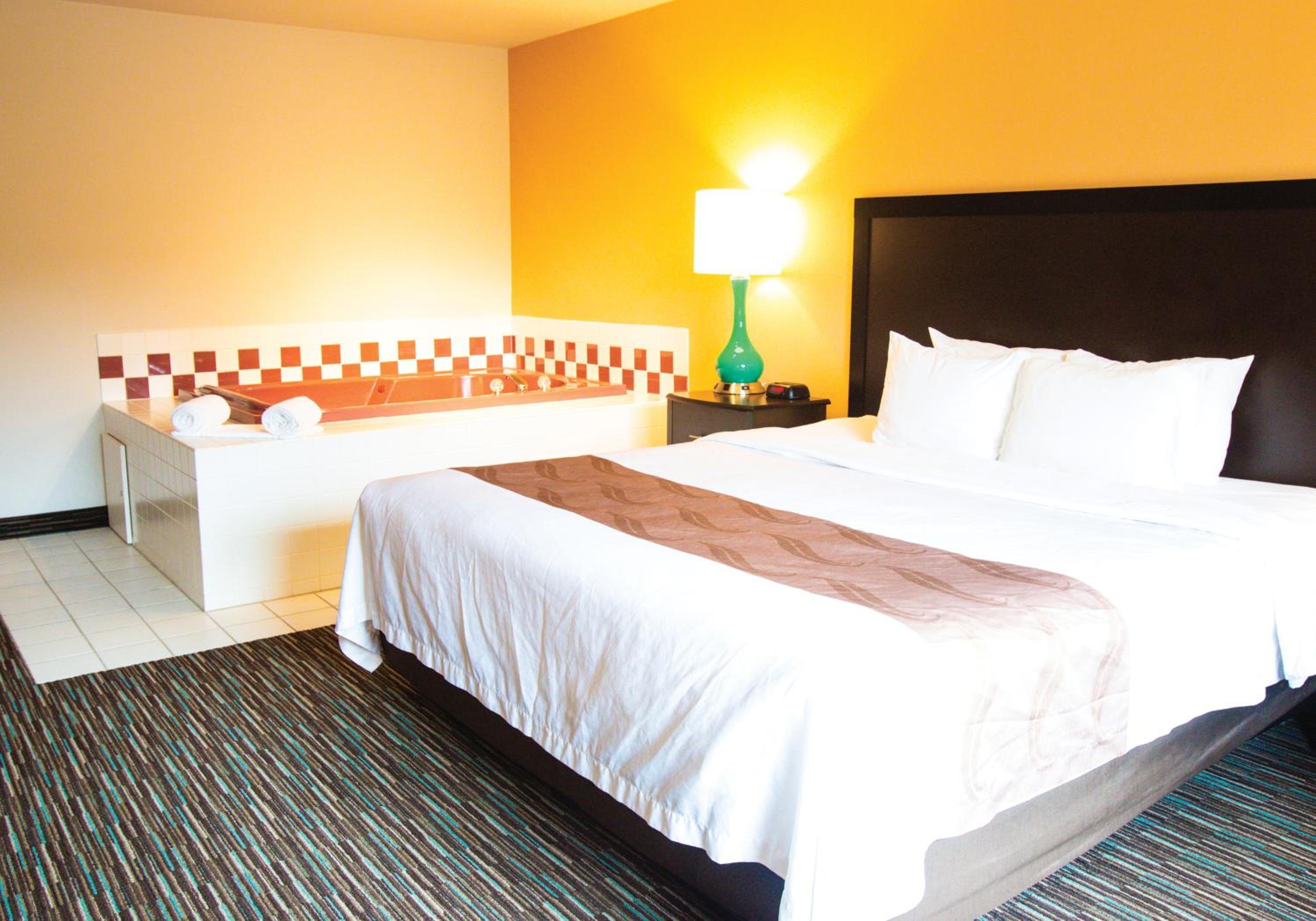 King Suite with Jacuzzi - Non-Smoking (Dorena)