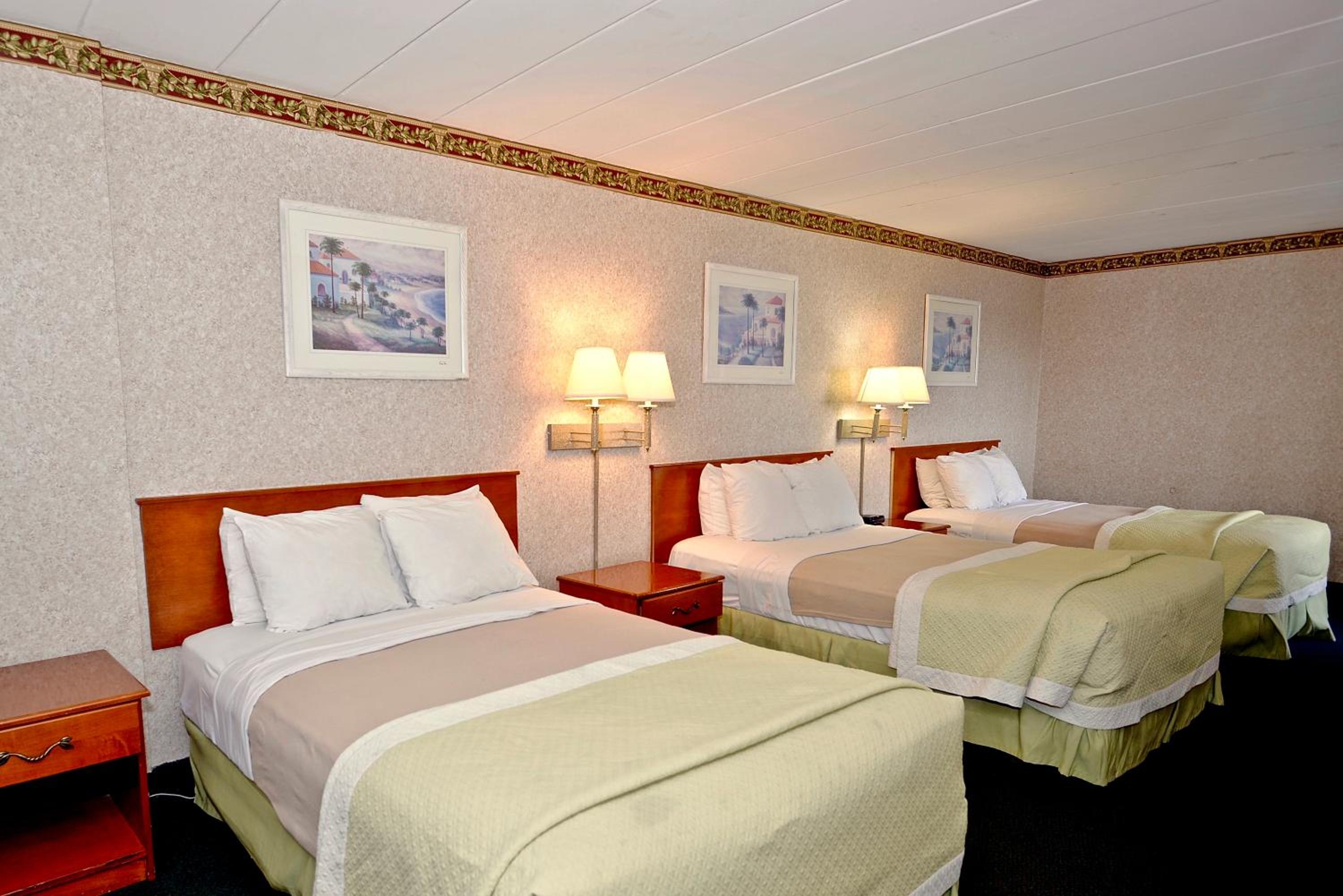 Suite with Three Double Beds - Non-Smoking