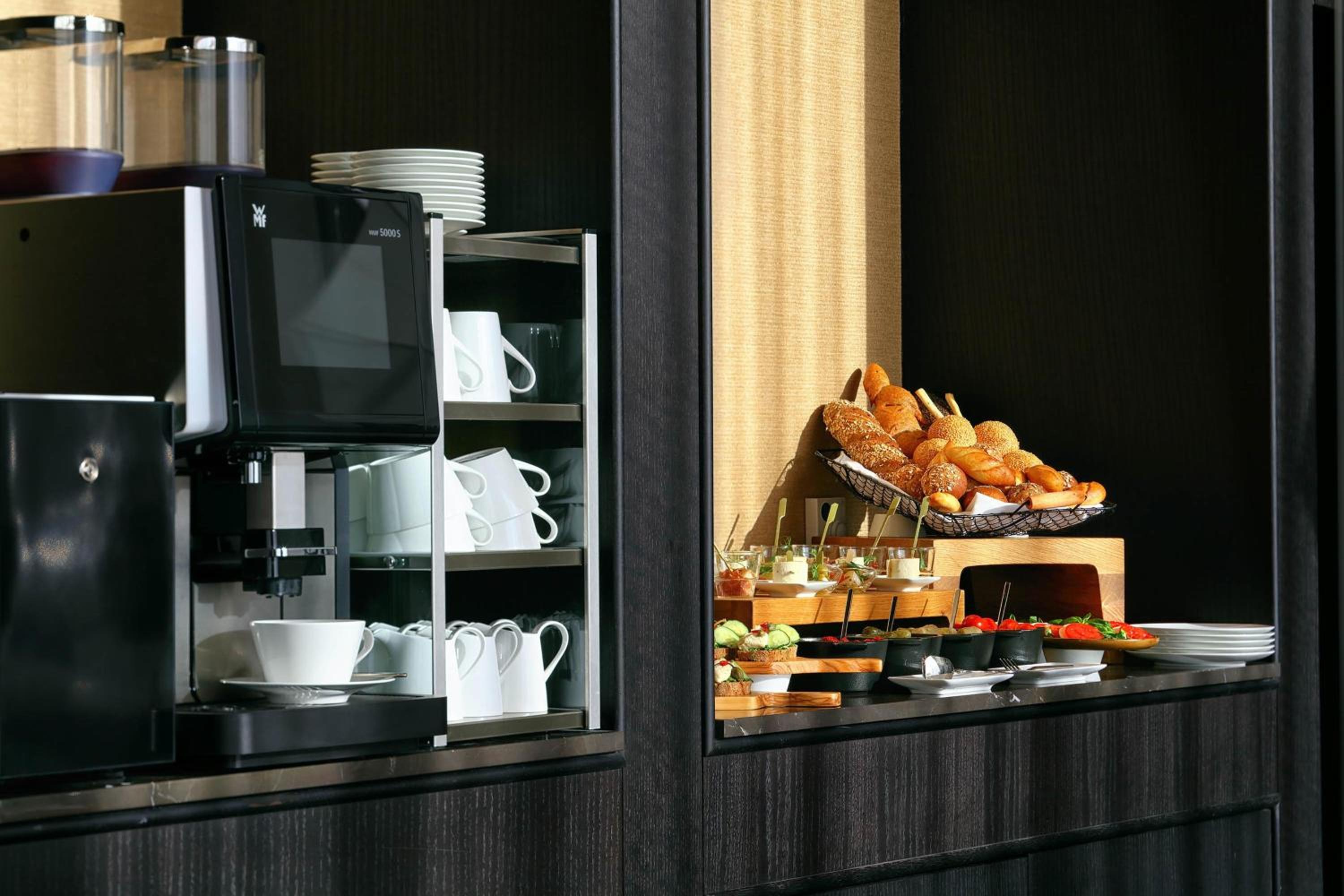 Club Suite with lounge access,1 King, Courtyard view