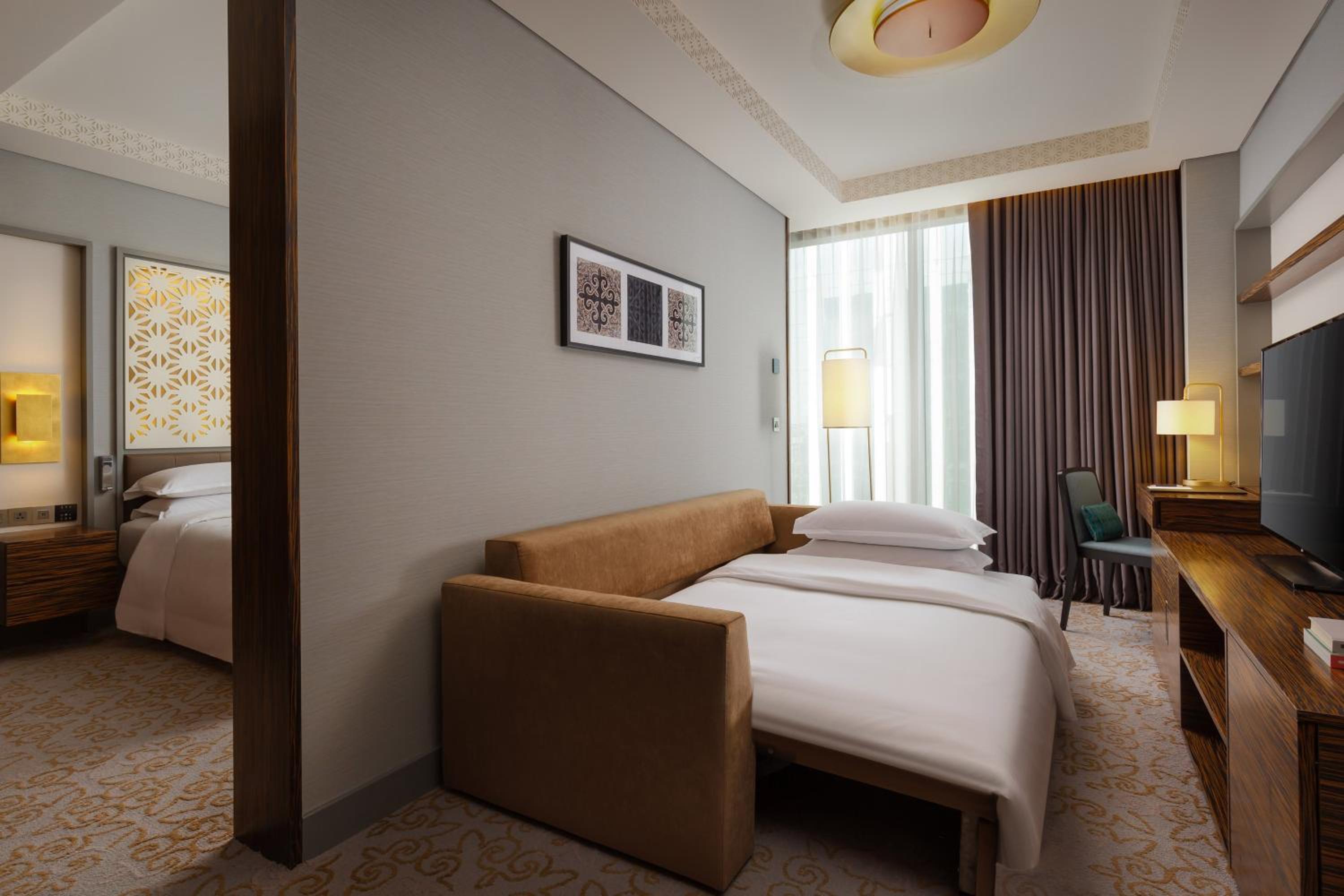 Club Suite with lounge access,1 King, Courtyard view