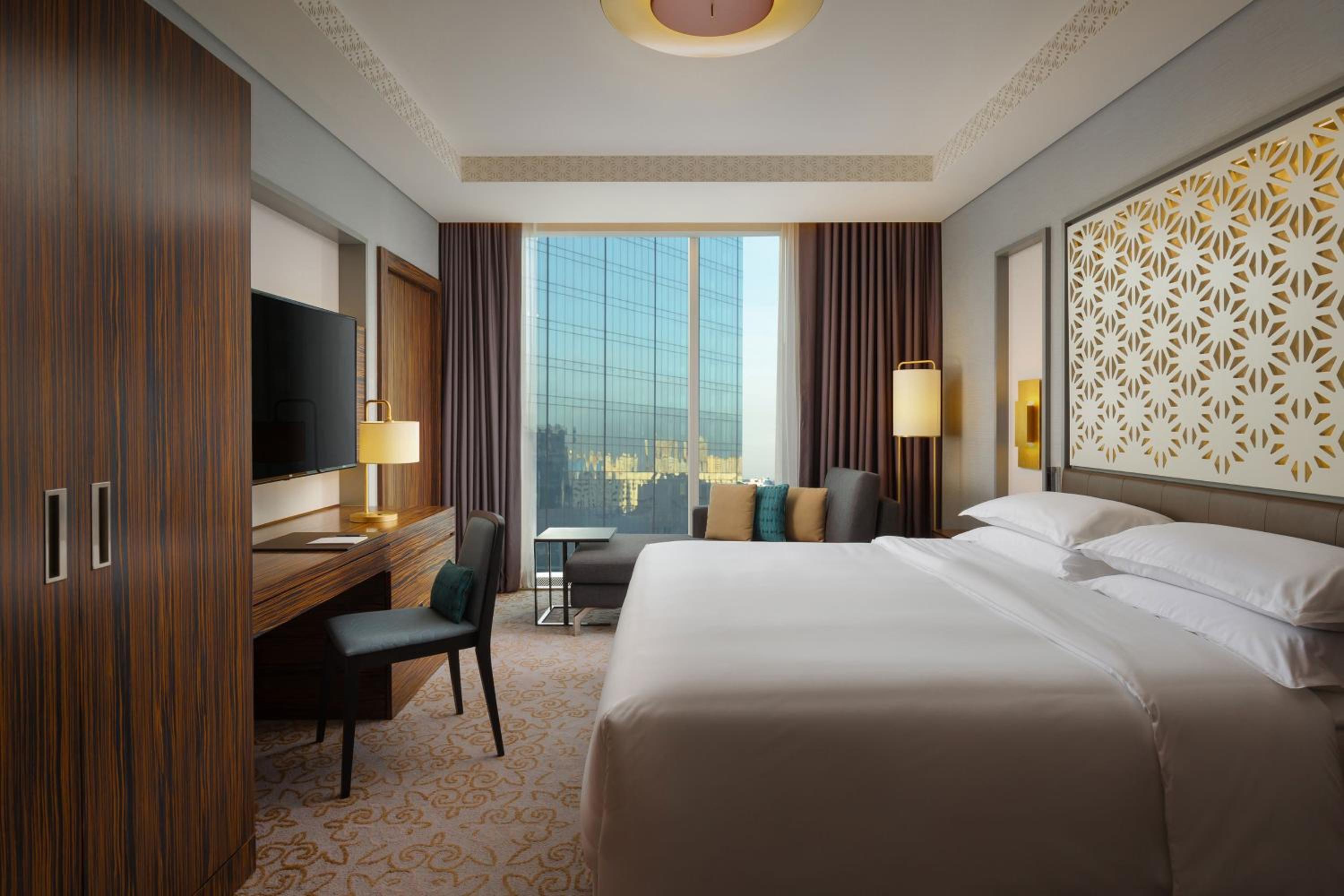 Club Suite with lounge access,1 King, Courtyard view