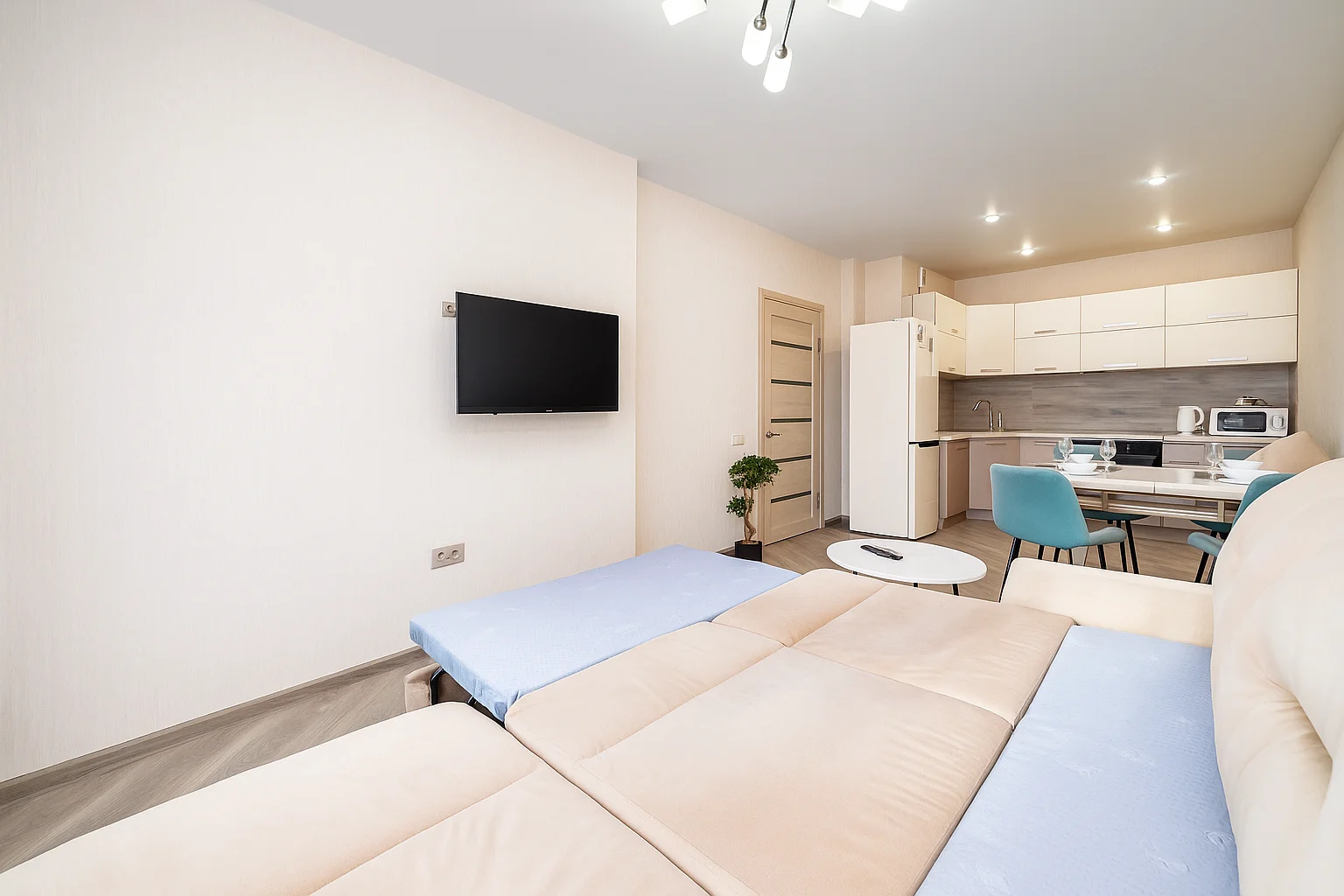 Евро двухкомнатная на 4 человека у аквапарка, центра и набережной, с приставкой+ смарт-ТВ  БЕЛАЯ