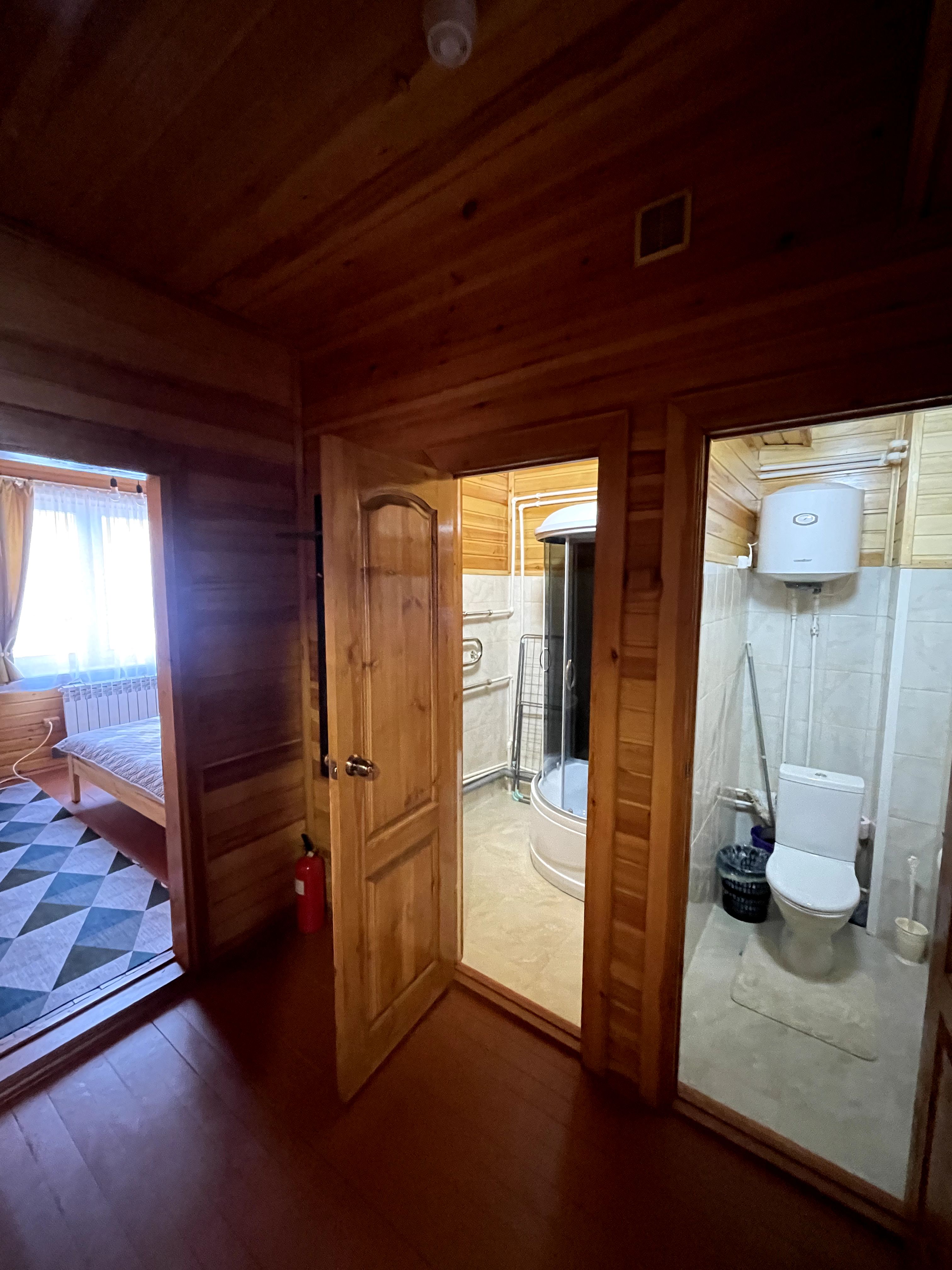 Двухкомнатная студия 40 м2 с отдельной кухней, в коттедже №9