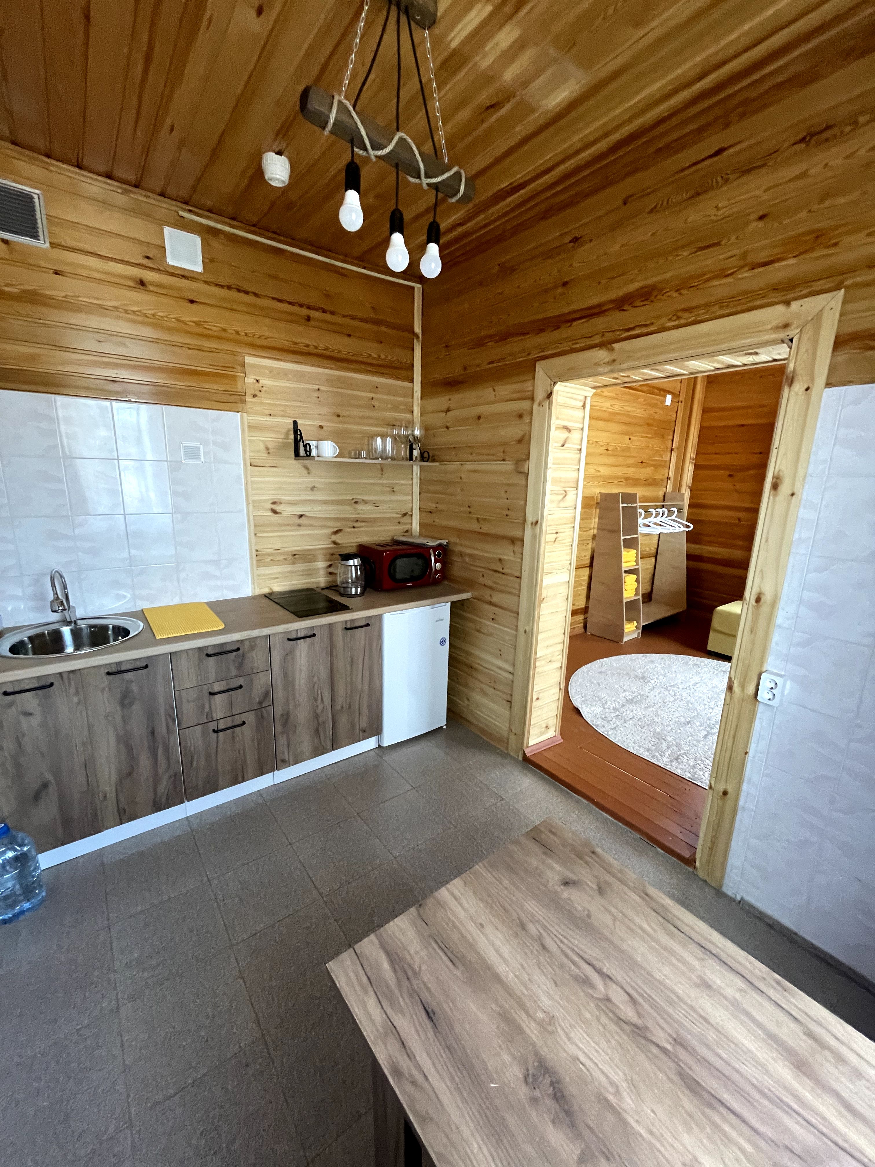 Двухкомнатная студия 40 м2 с отдельной кухней, в коттедже №9