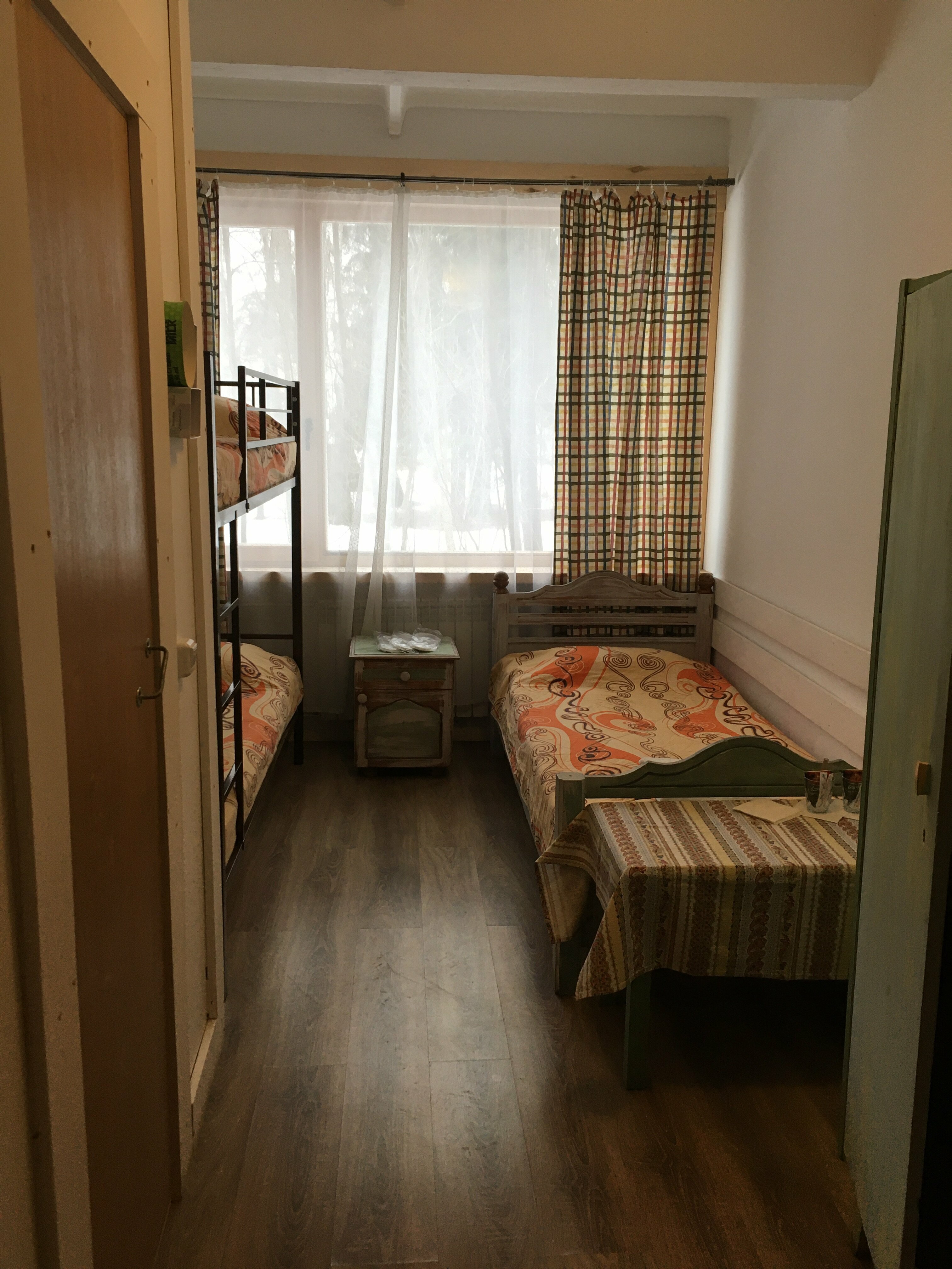 Трехместный номер с общей ванной комнатой