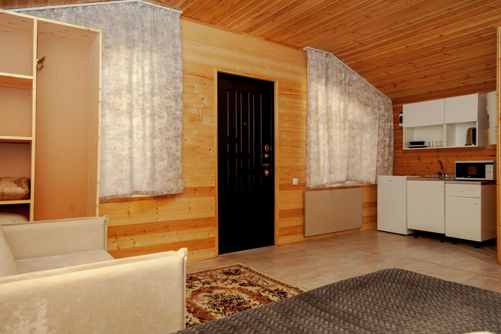 Шале с диваном