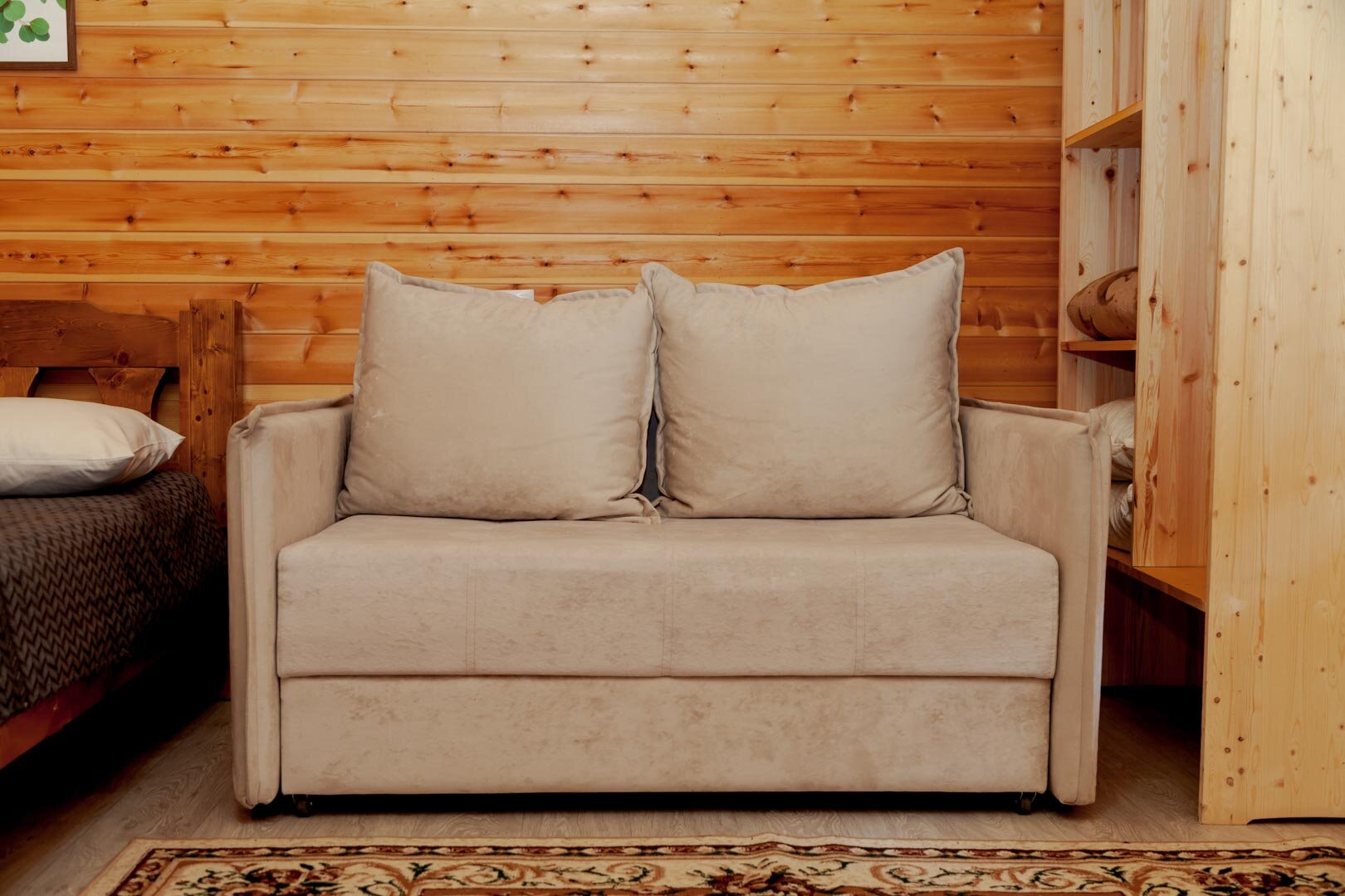 Шале с диваном