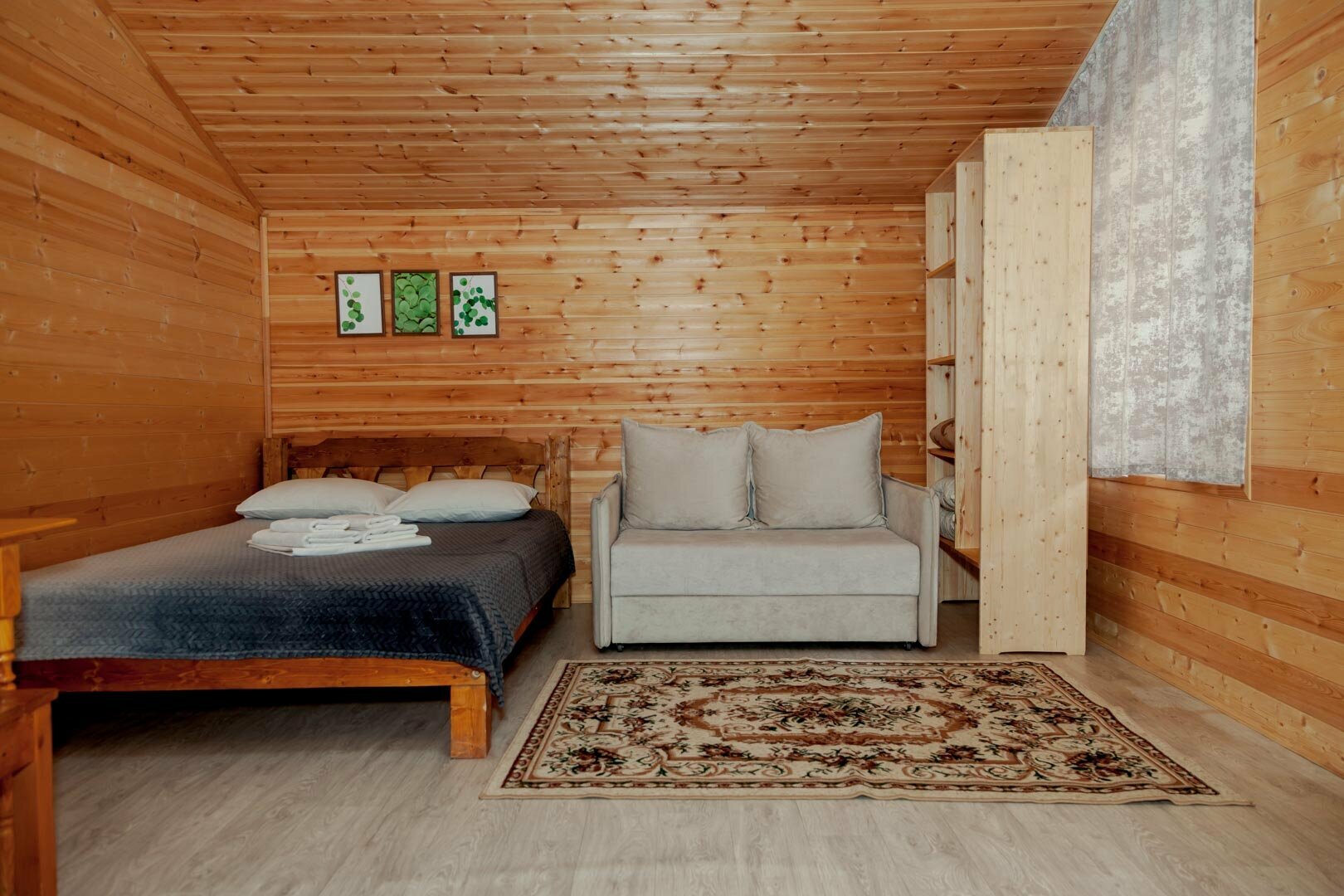 Шале с диваном