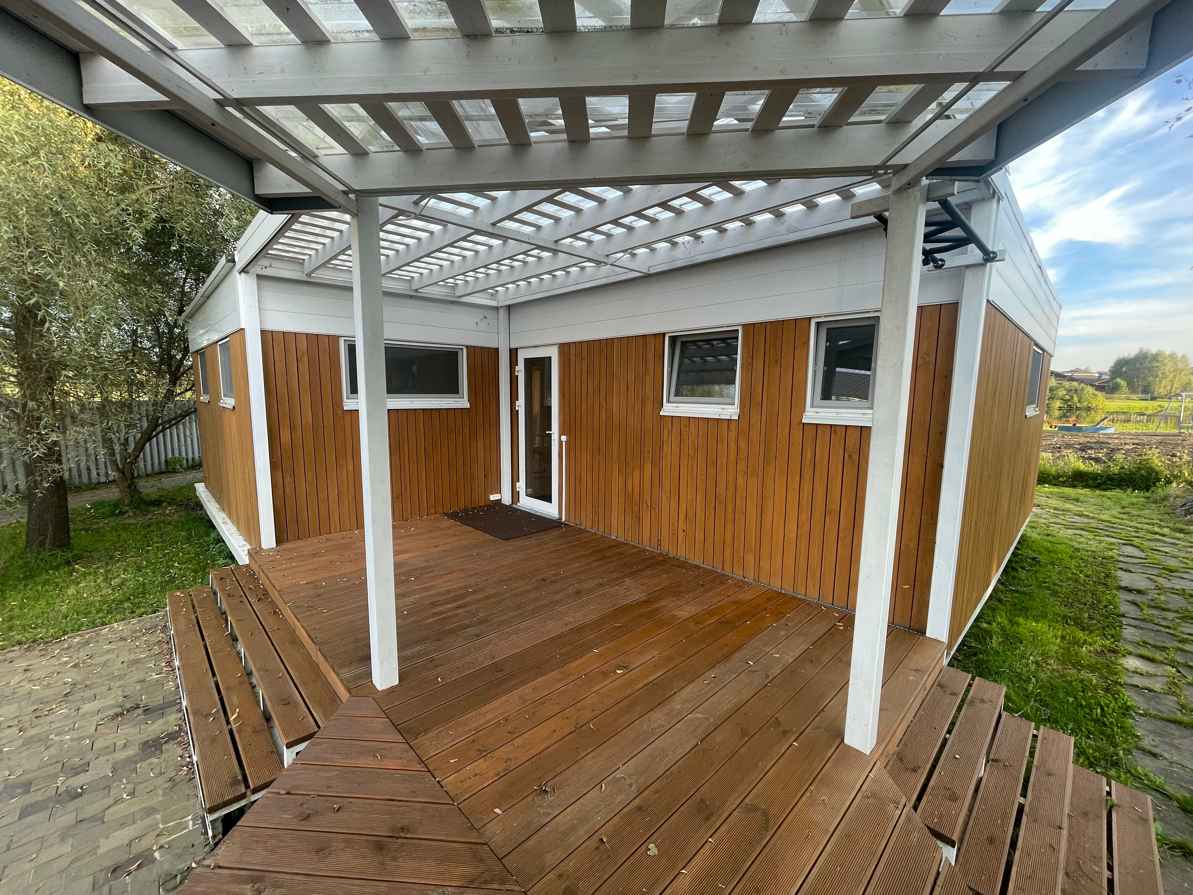 Коттедж на берегу реки.