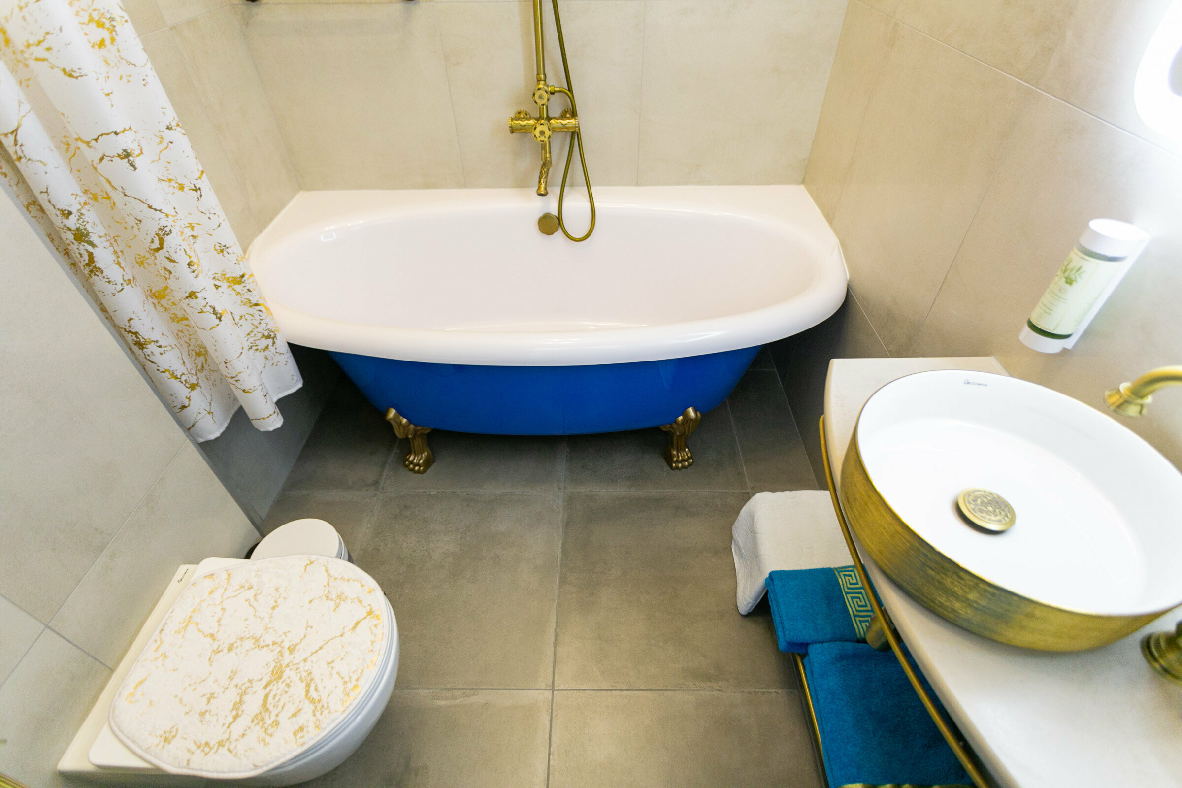 Номер в традиционном греческом стиле.