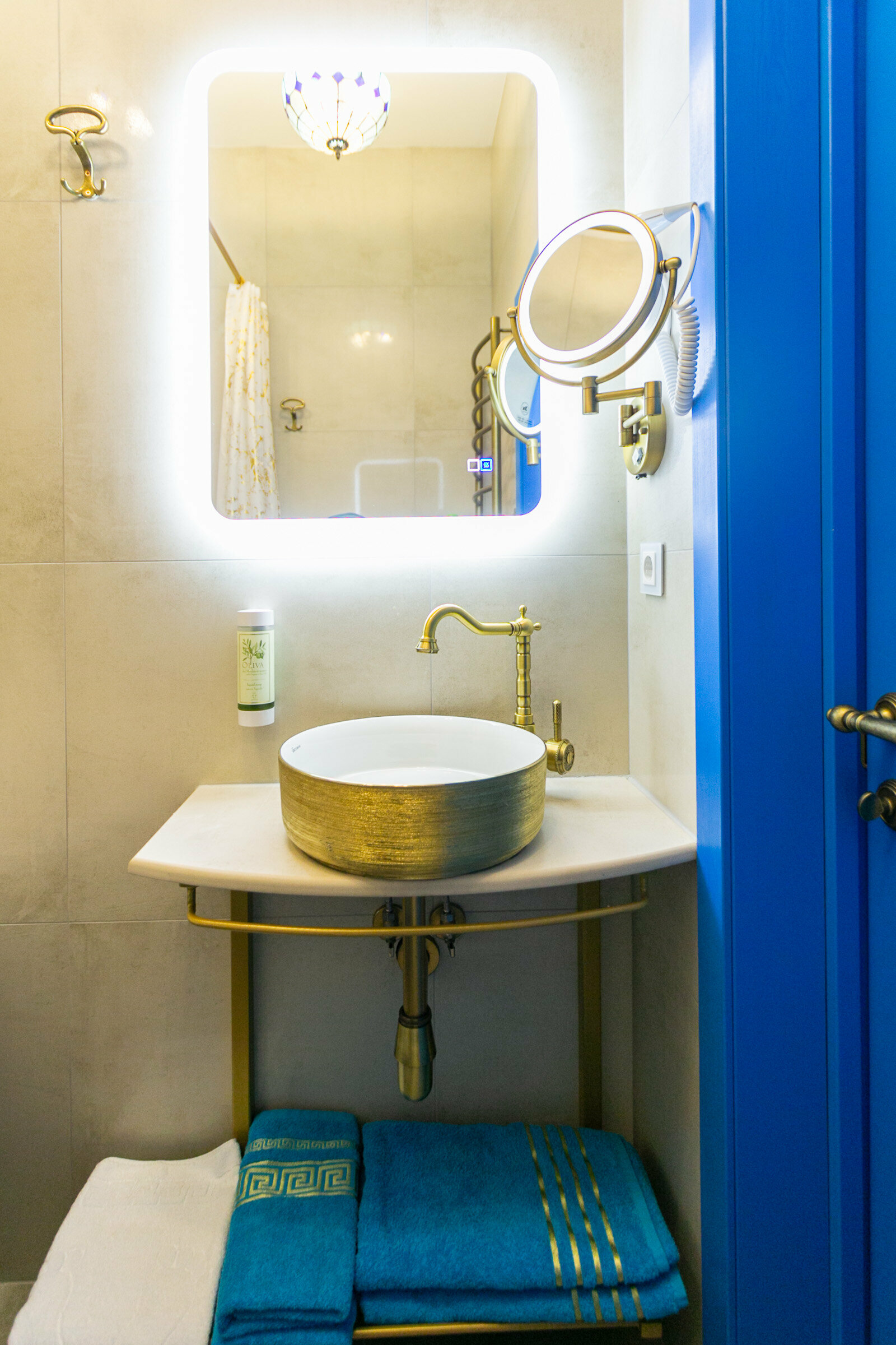 Номер в традиционном греческом стиле.