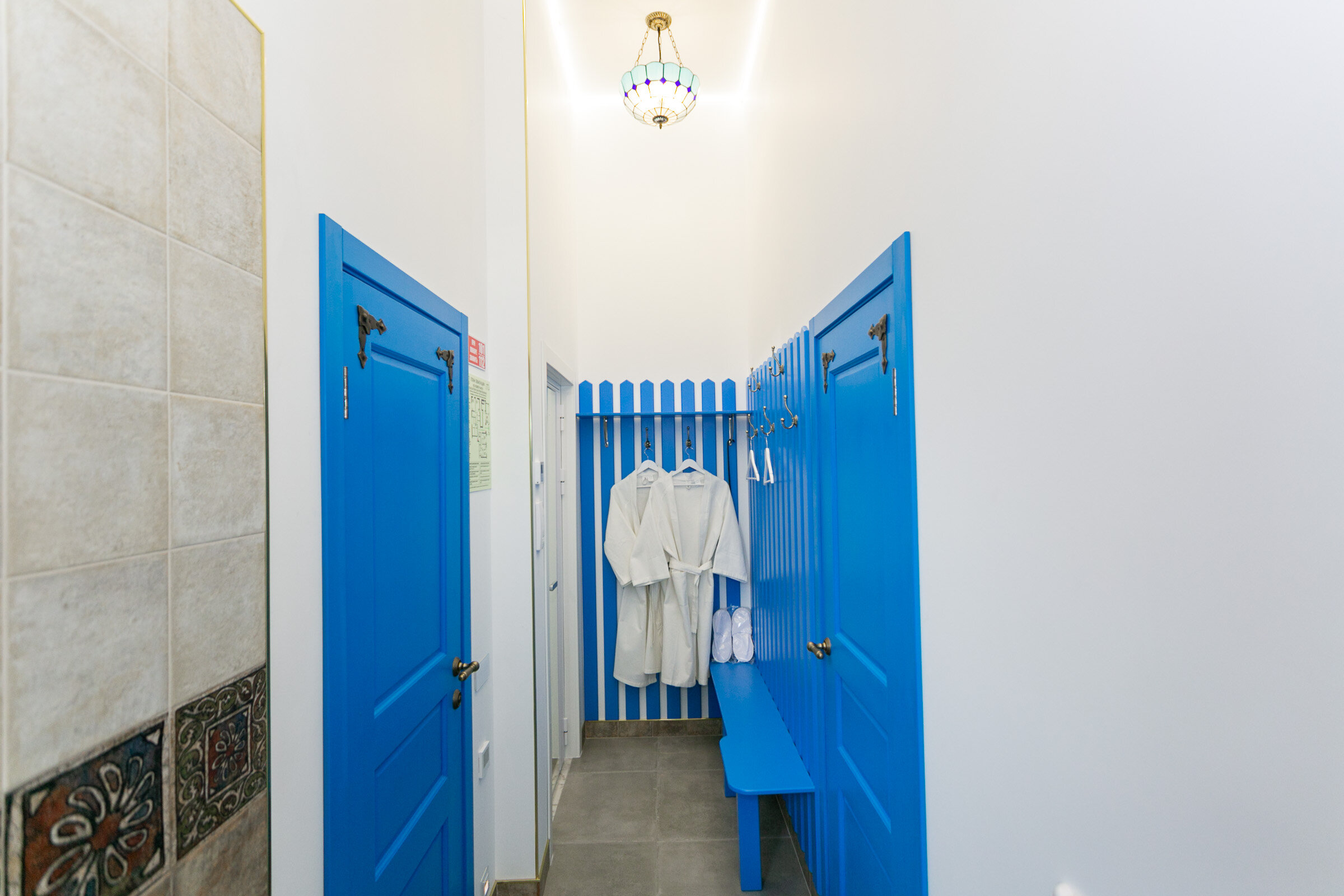 Номер в традиционном греческом стиле.