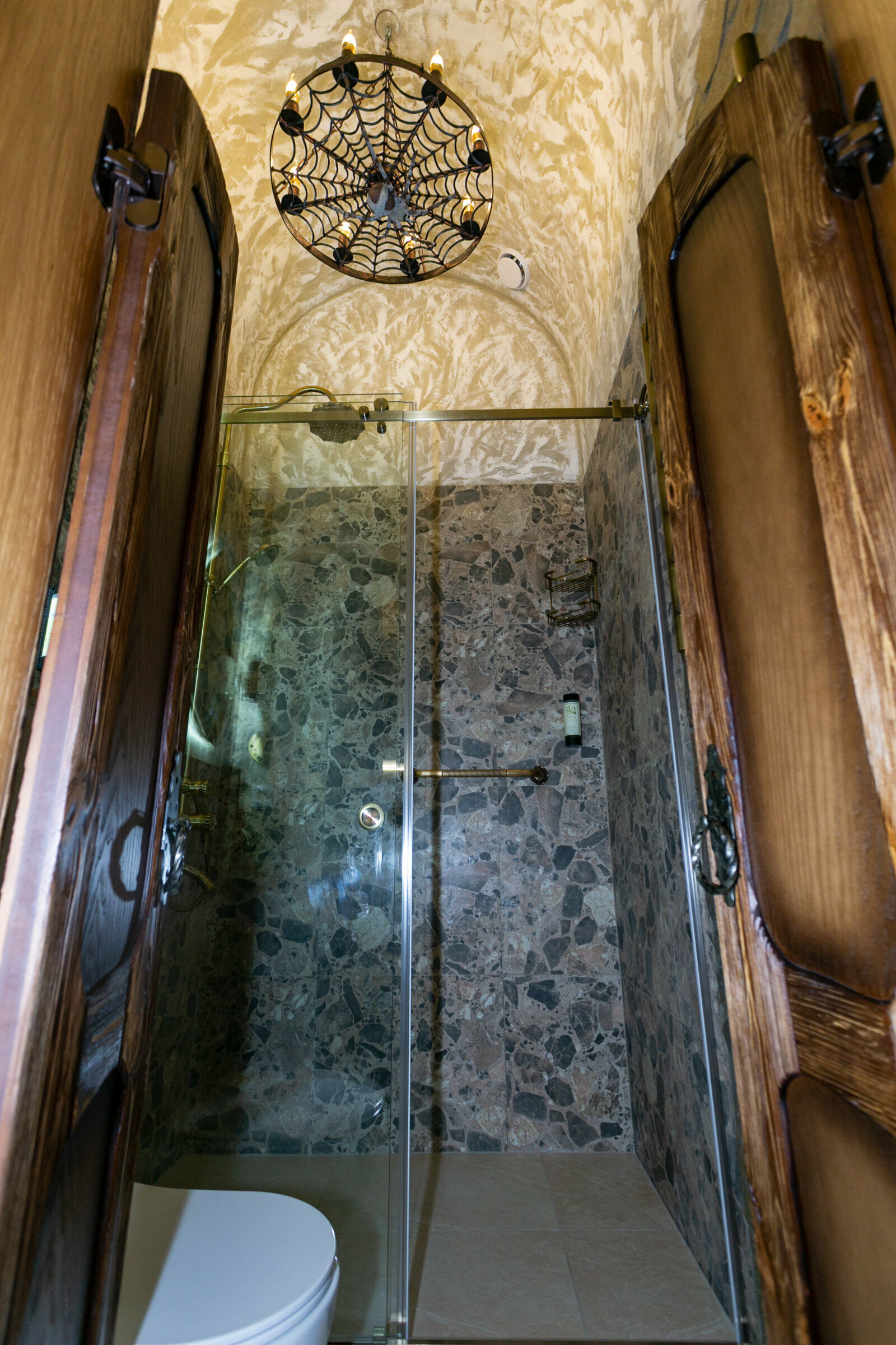 Двухуровневый номер в стиле греческой Спарты без окна