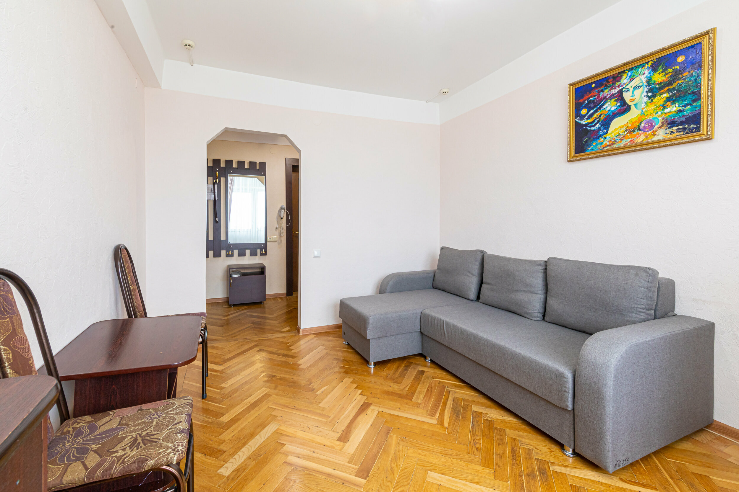 Двухкомнатный номер с двухспальной кроватью и диваном