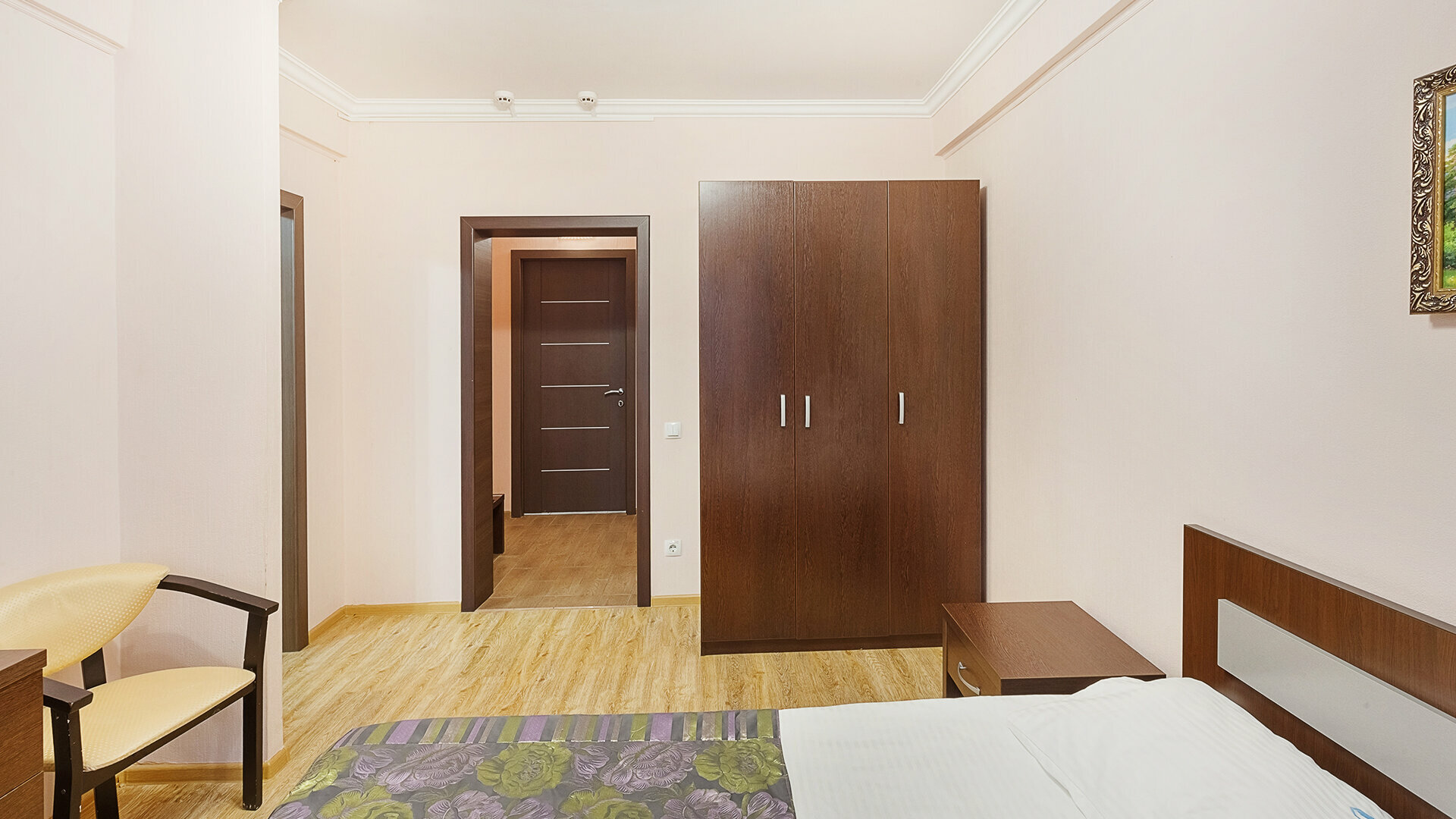 Двухкомнатный номер с двухспальной кроватью и диваном