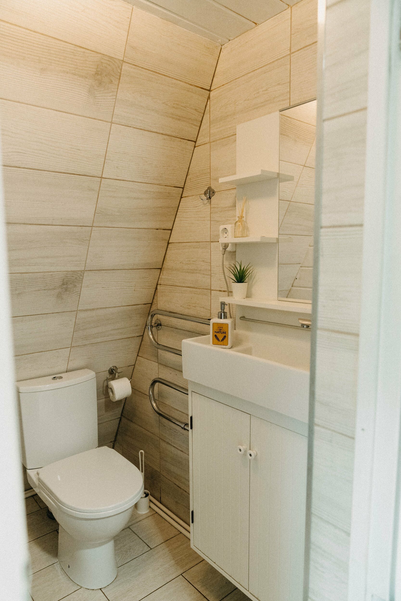 Оранжевый домик с купелью