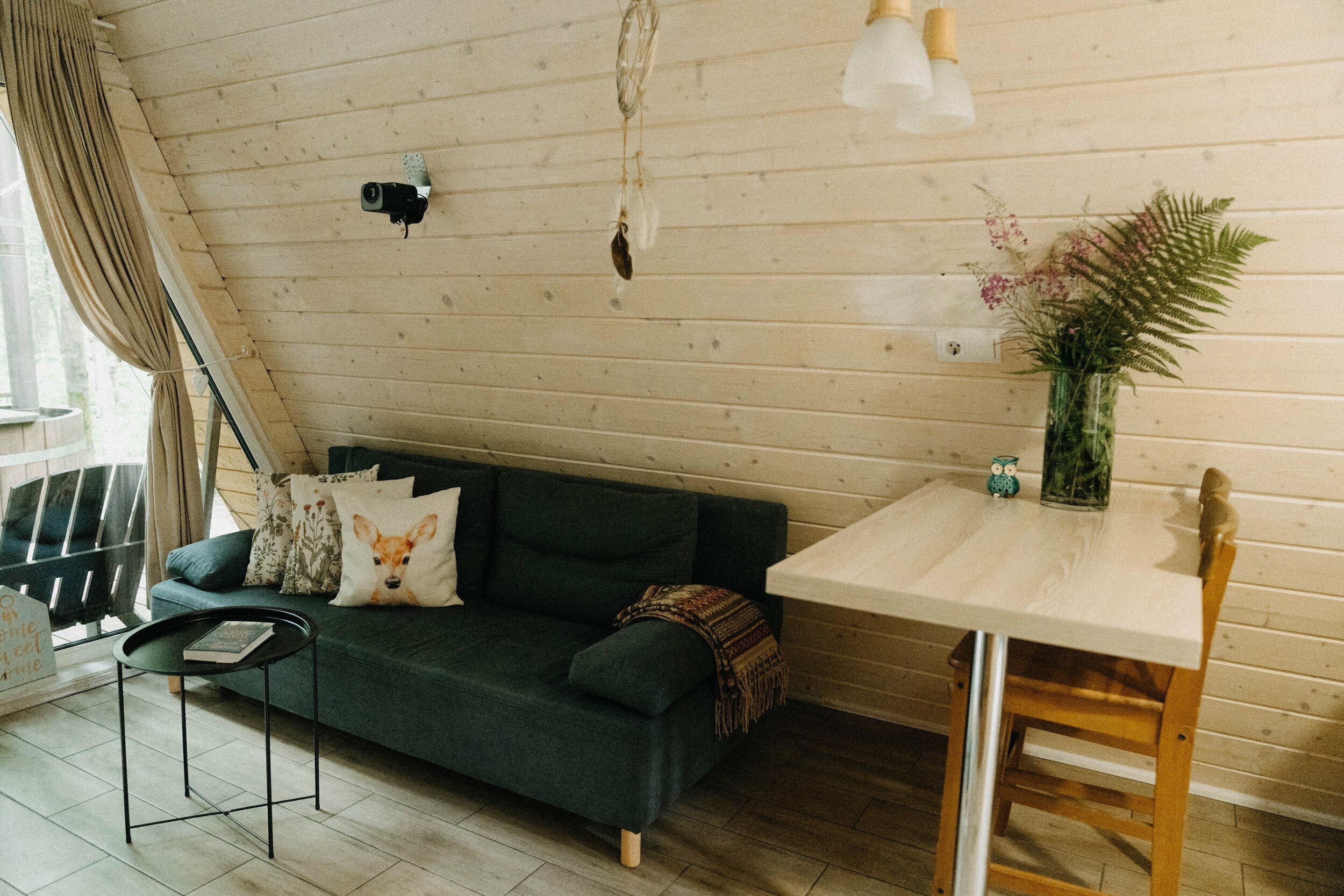 Белый домик с купелью