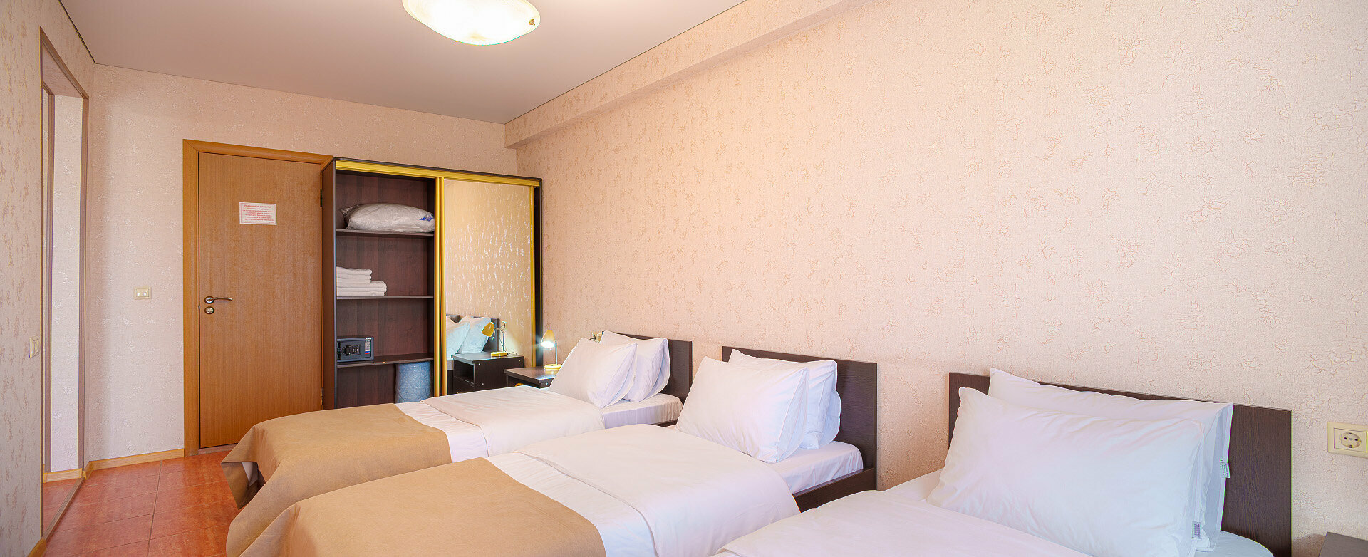 Двухкомнатный супериор с тремя односпальными кроватями и мини-кухней