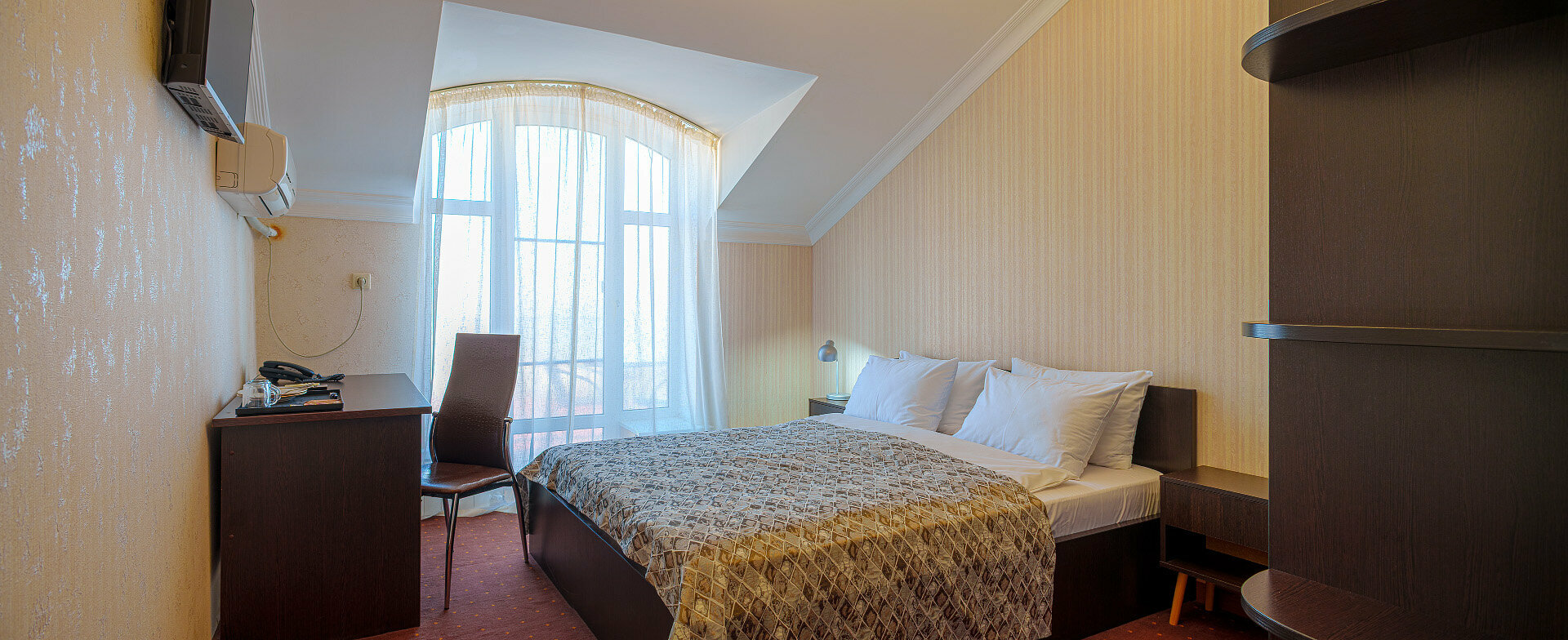 Стандарт с кроватью Queen-size  и балконом