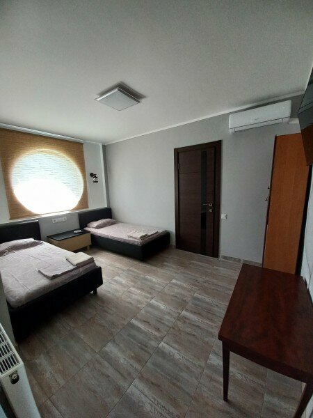 Стандартный номер с 2 односпальными кроватями и диваном