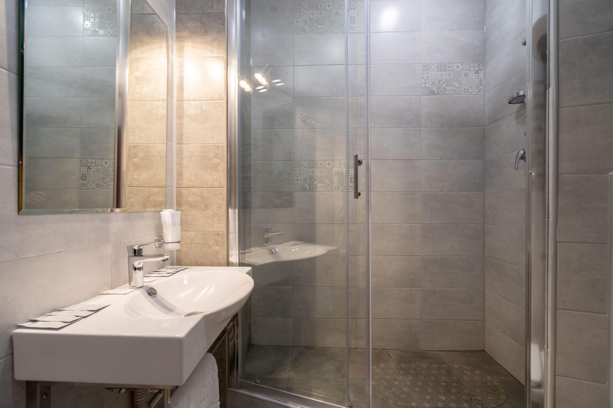 Номер улучшенный семейный с 2 односпальными кроватями