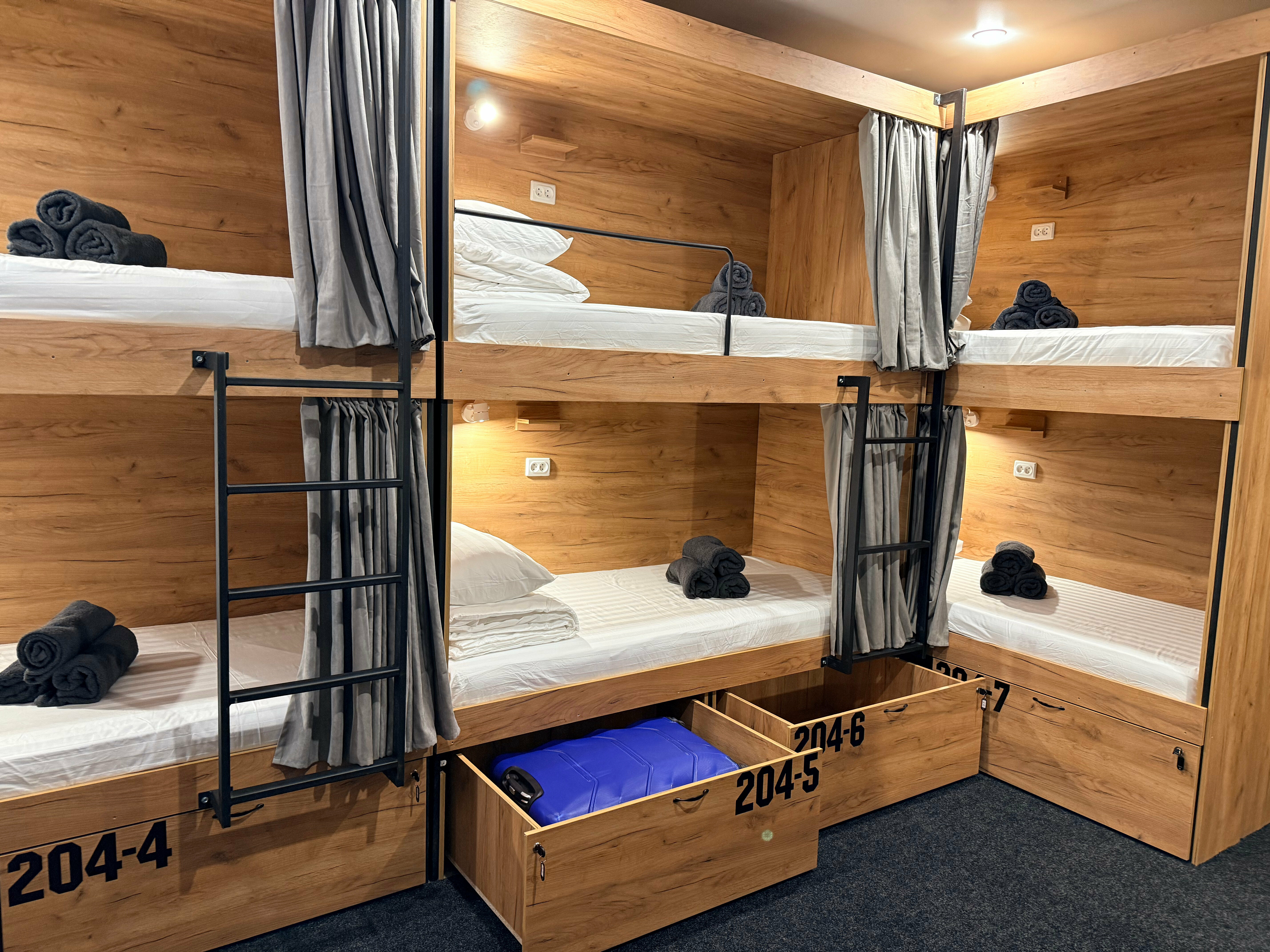 Спальное место на двухъярусной кровати в общем номере для женщин