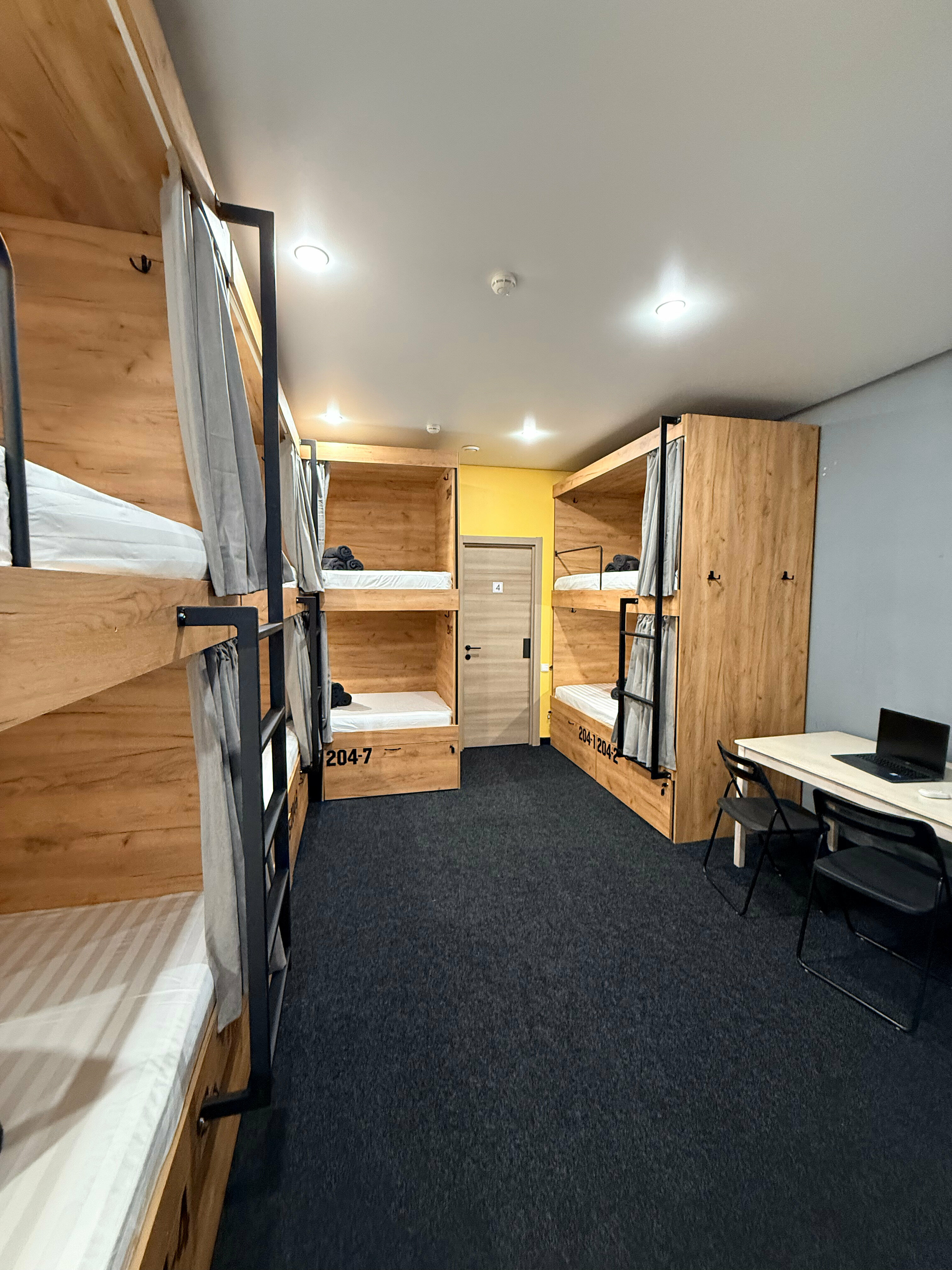 Спальное место на двухъярусной кровати в общем номере для женщин